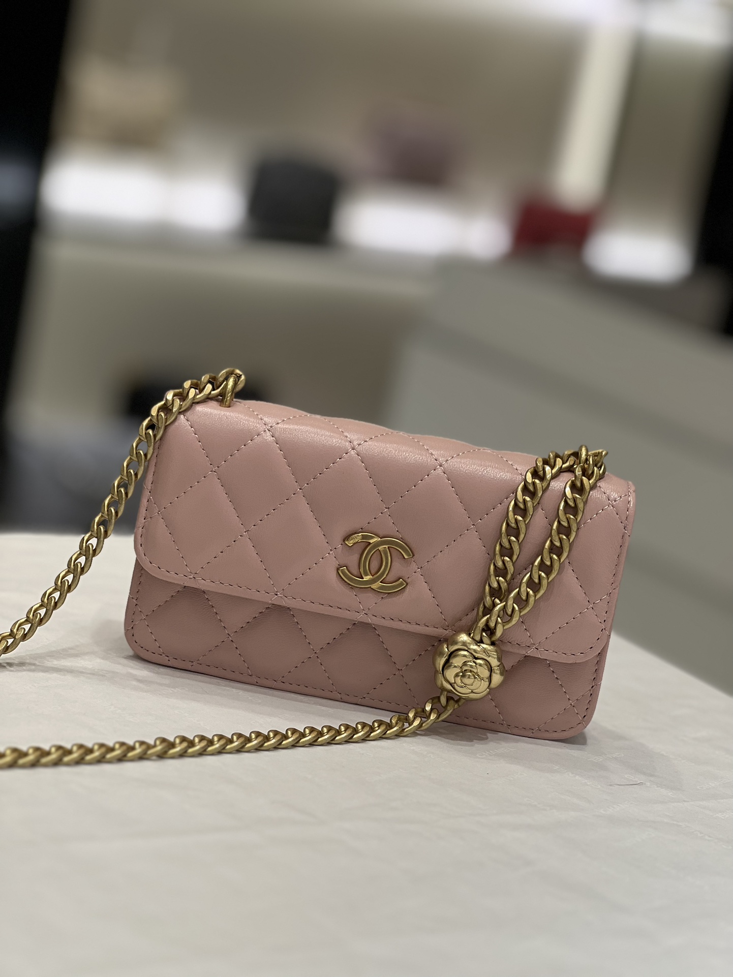 Chanel 23 春夏山茶花調節扣手機包