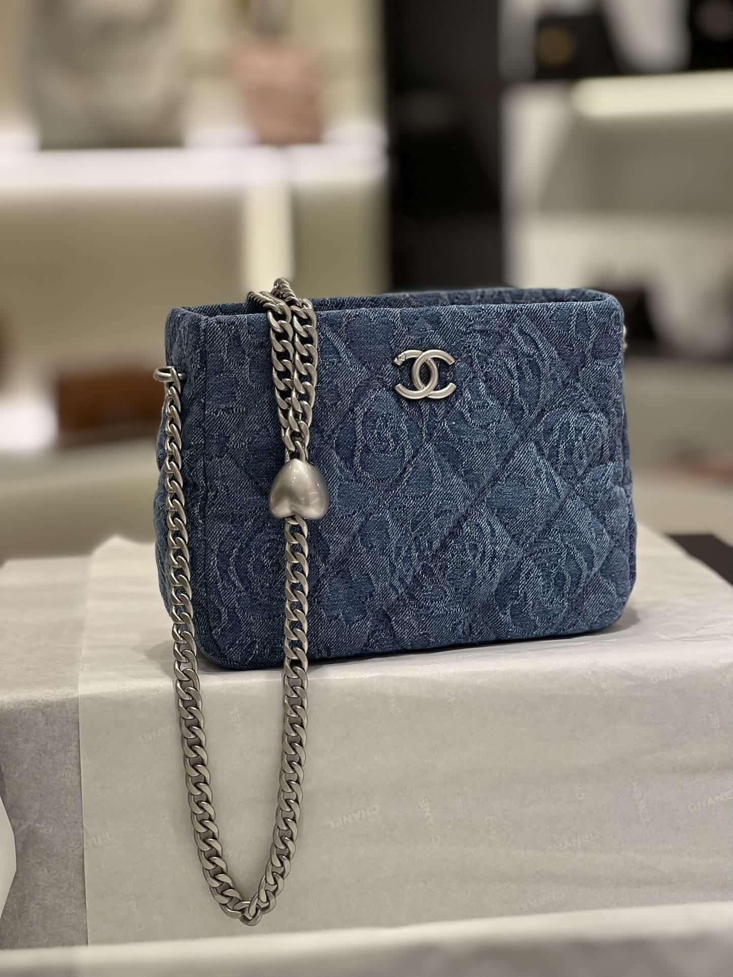 Chanel 23P春夏新款 愛心調節扣牛仔HoBo包