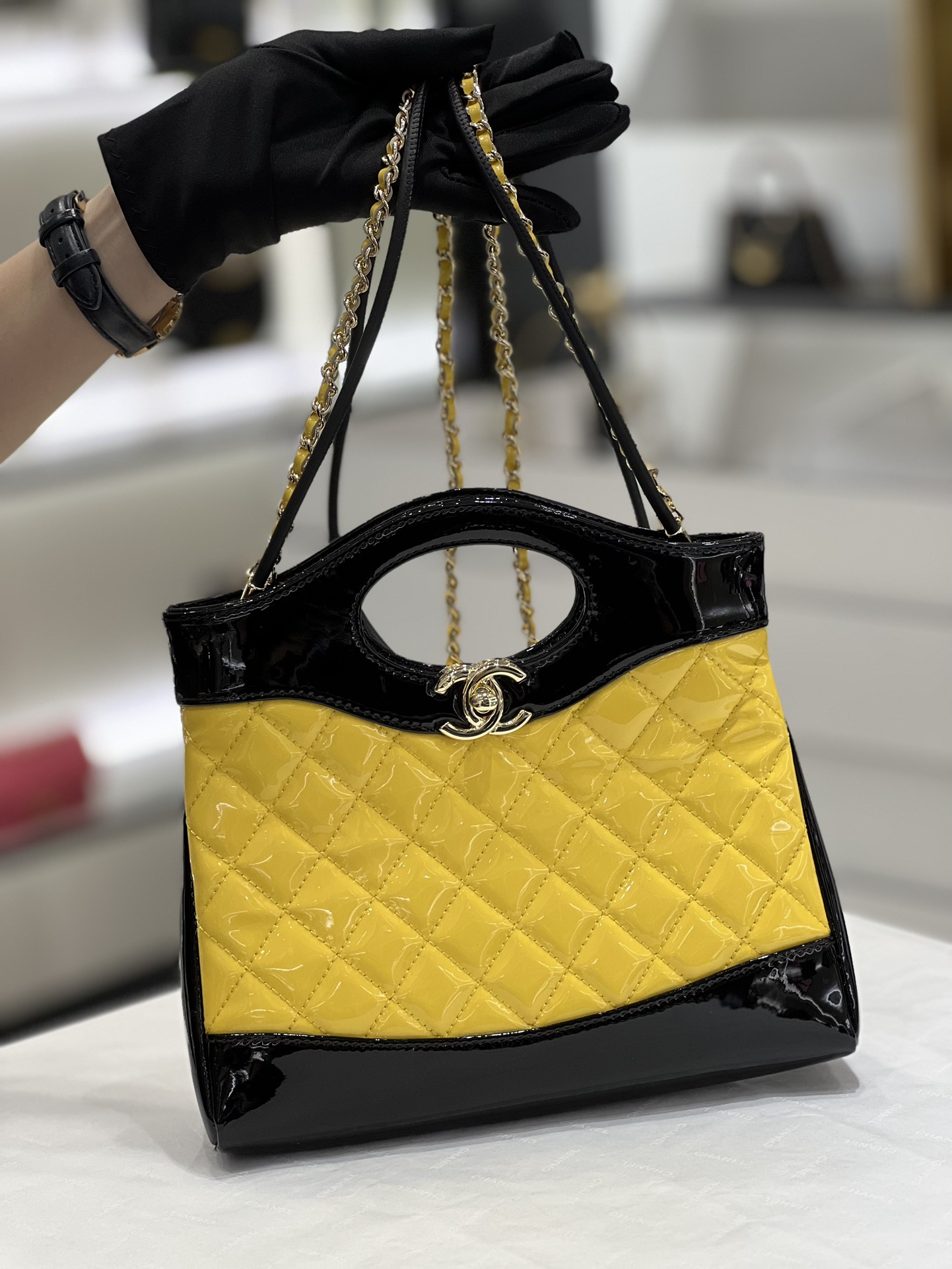 Chanel 23A mini 31bag黑色配黃色漆皮現貨來啦
