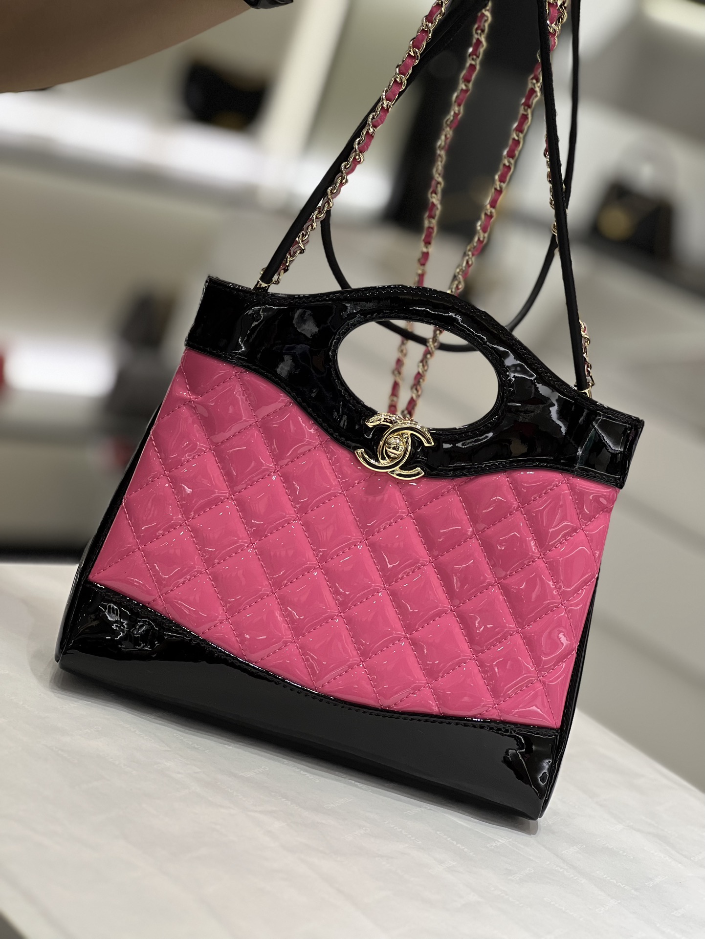 Chanel 23A mini 31bag黑色配玫紅漆皮現貨來啦