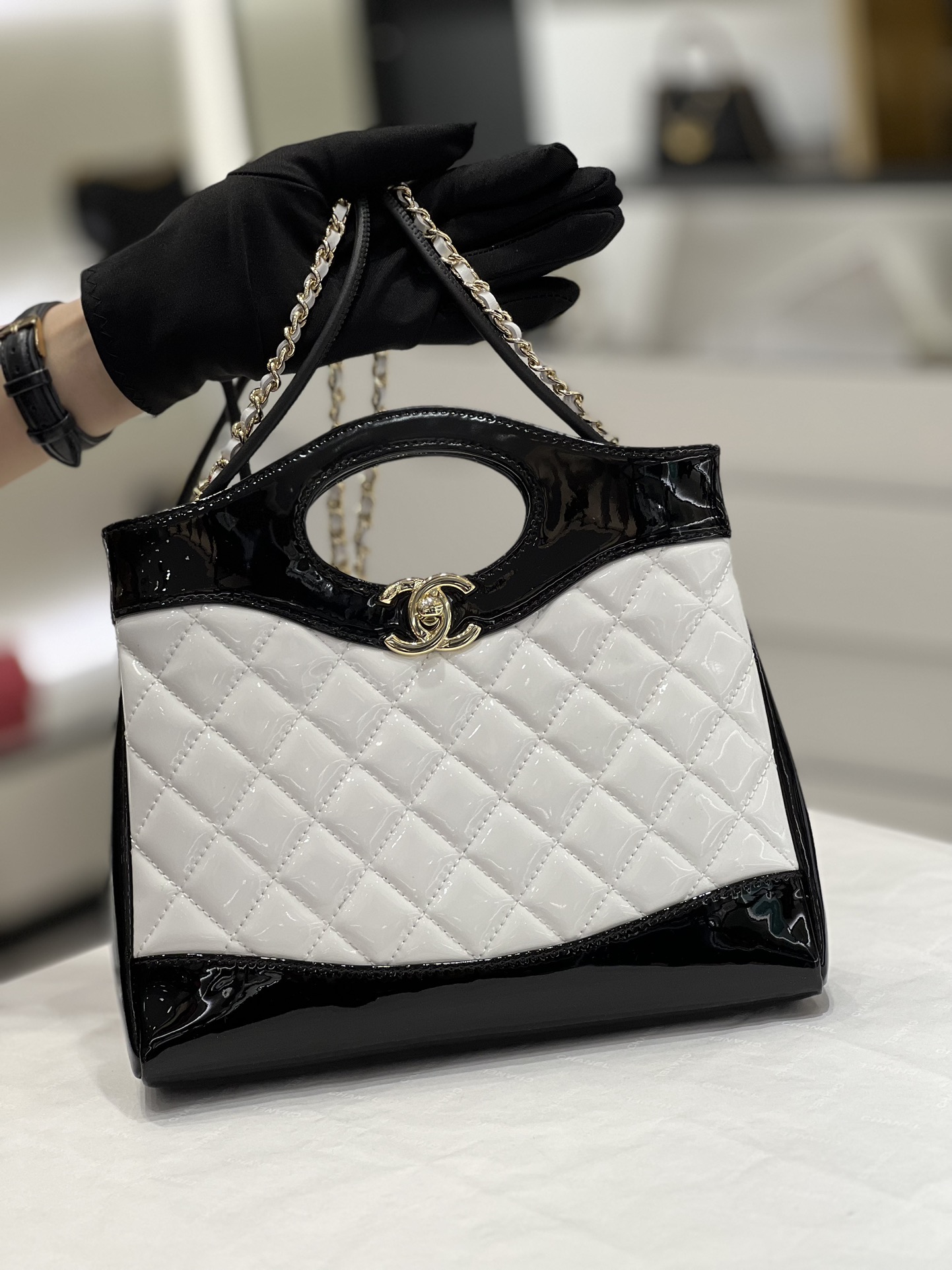 Chanel 23A mini 31bag黑色白漆皮現貨來啦熊貓色