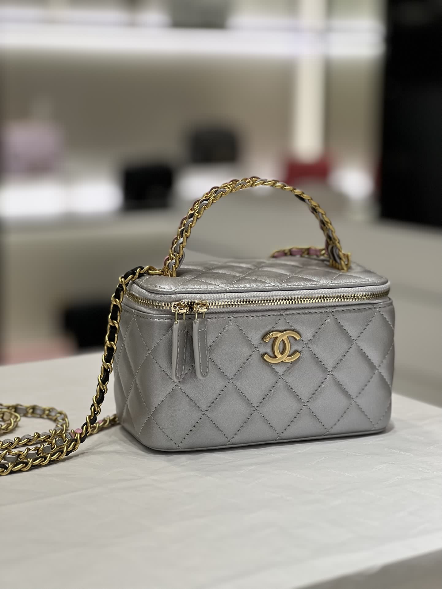 Chanel 23P鏤空彩虹手柄化妝盒子包