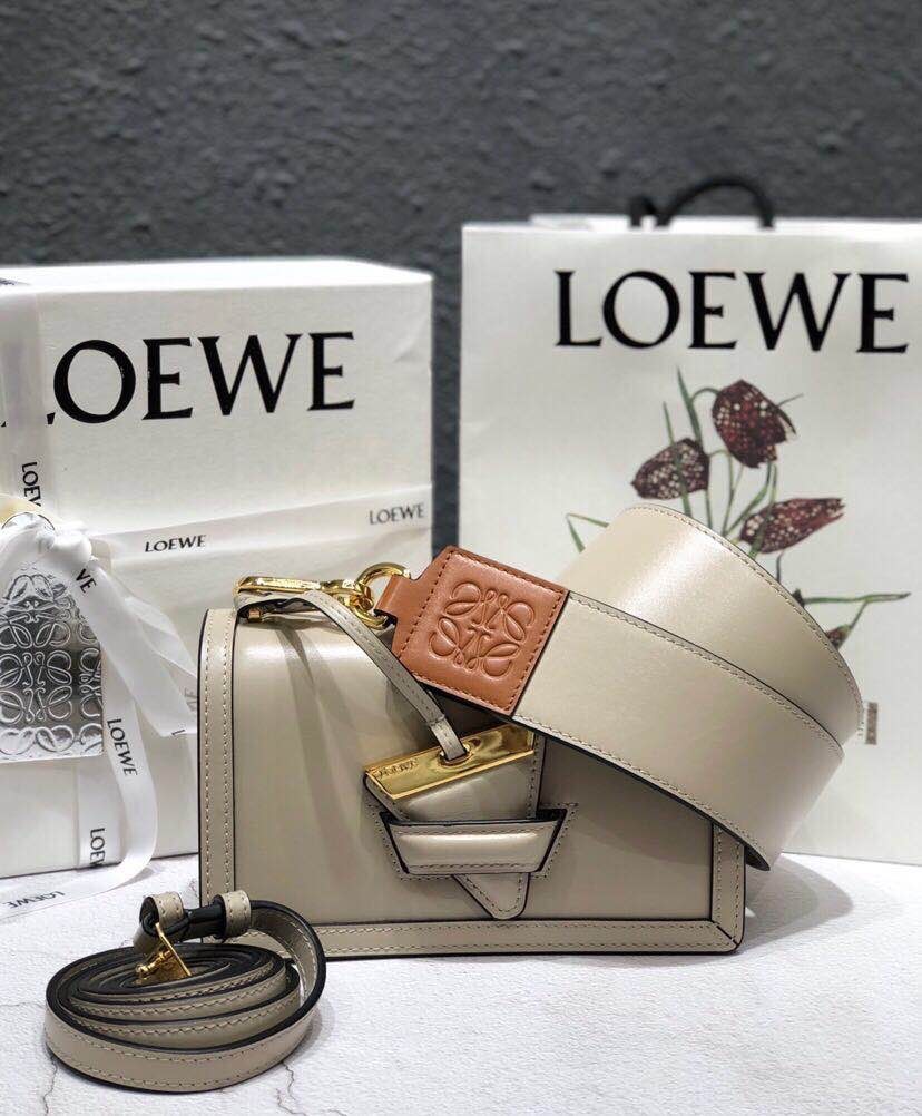Loe we 三角包