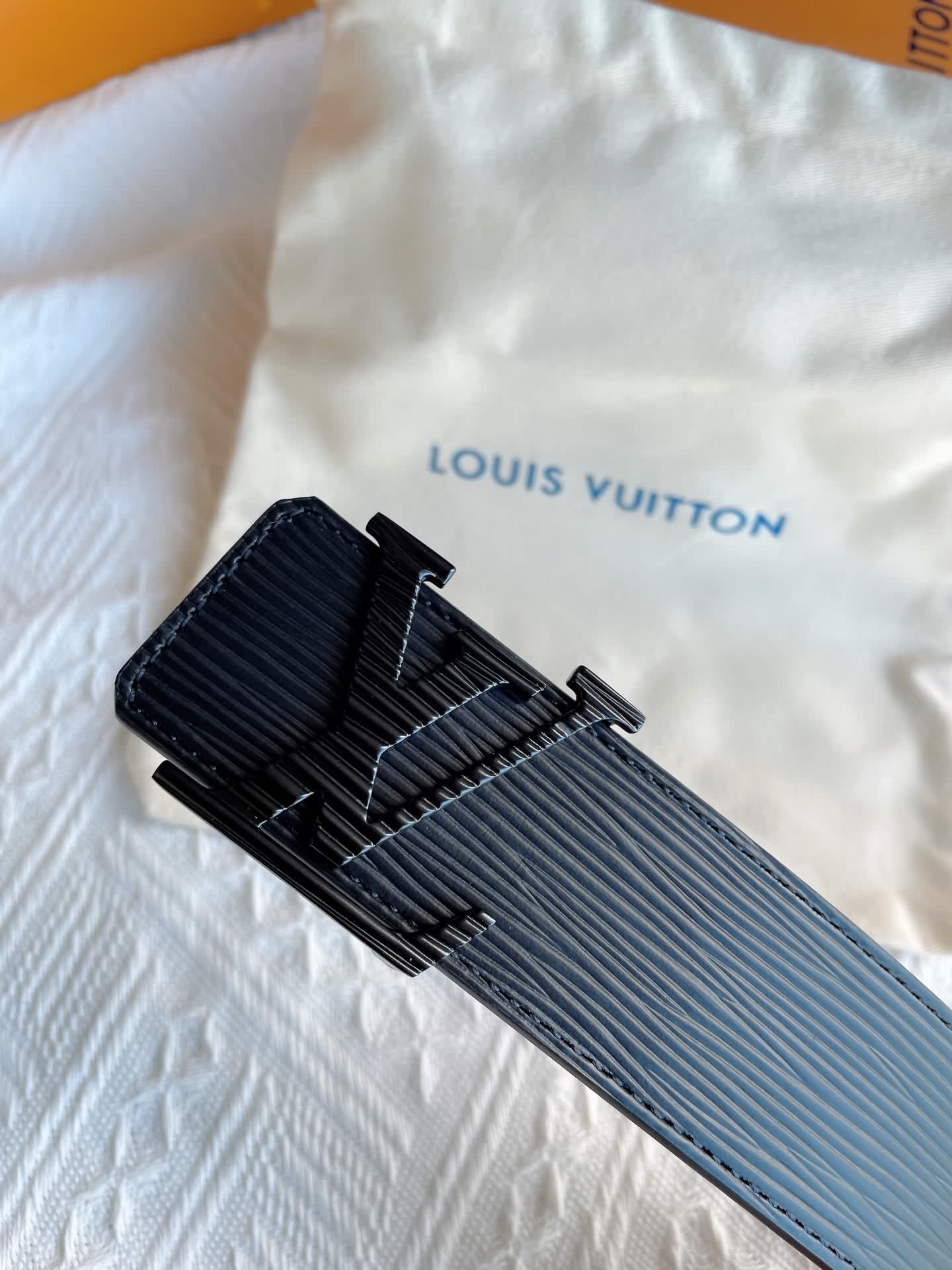 LV  Initiales. 40mm黑色水波紋腰帶