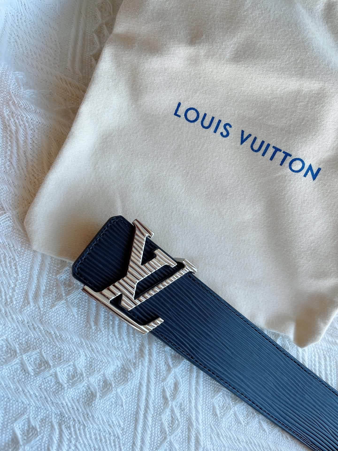 LV  Initiales. 40mm黑色水波紋腰帶