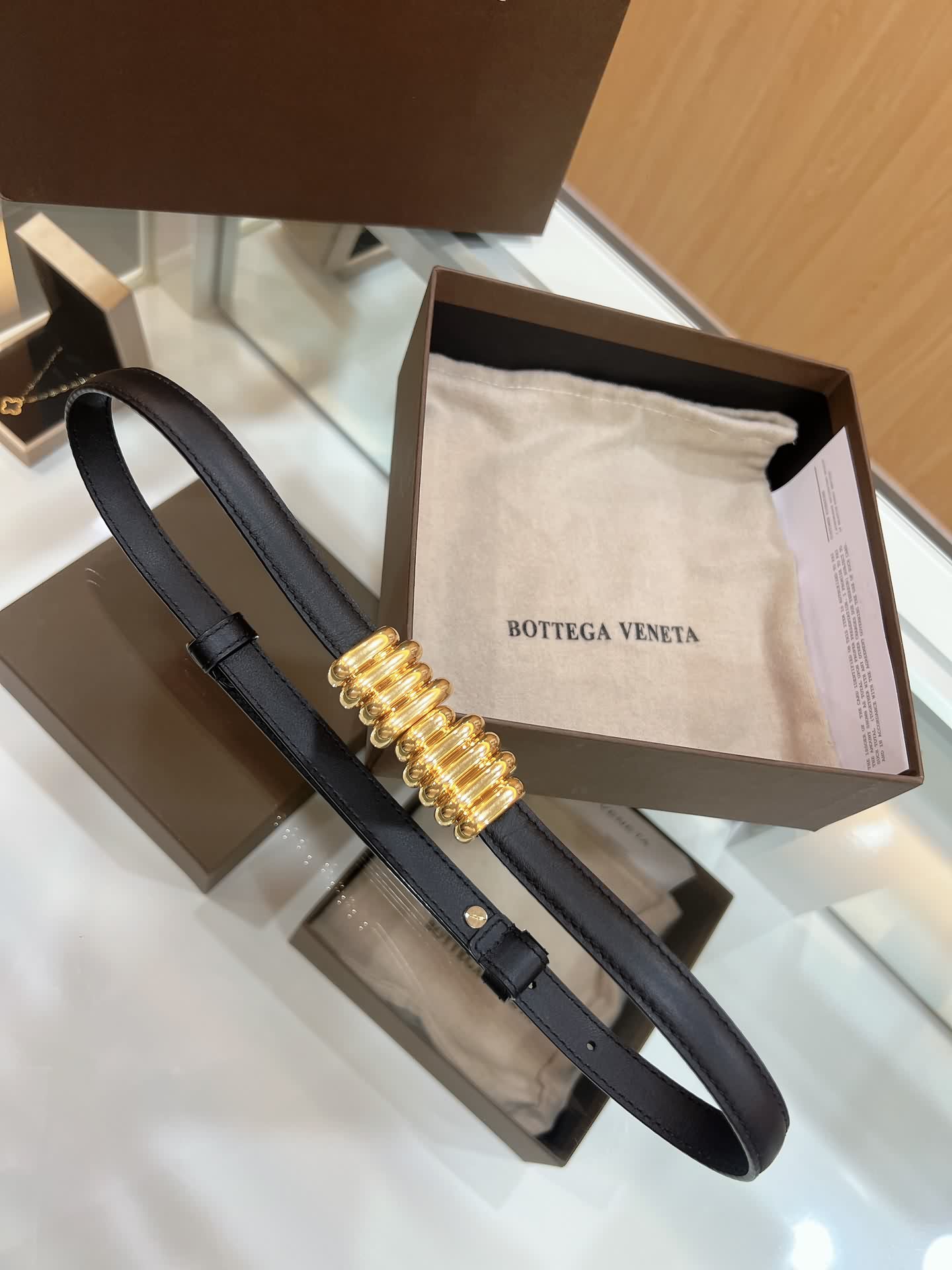 BV葆碟家  黑金金屬扣纏繞式不規則設計金色圓環裝飾束腰腰帶