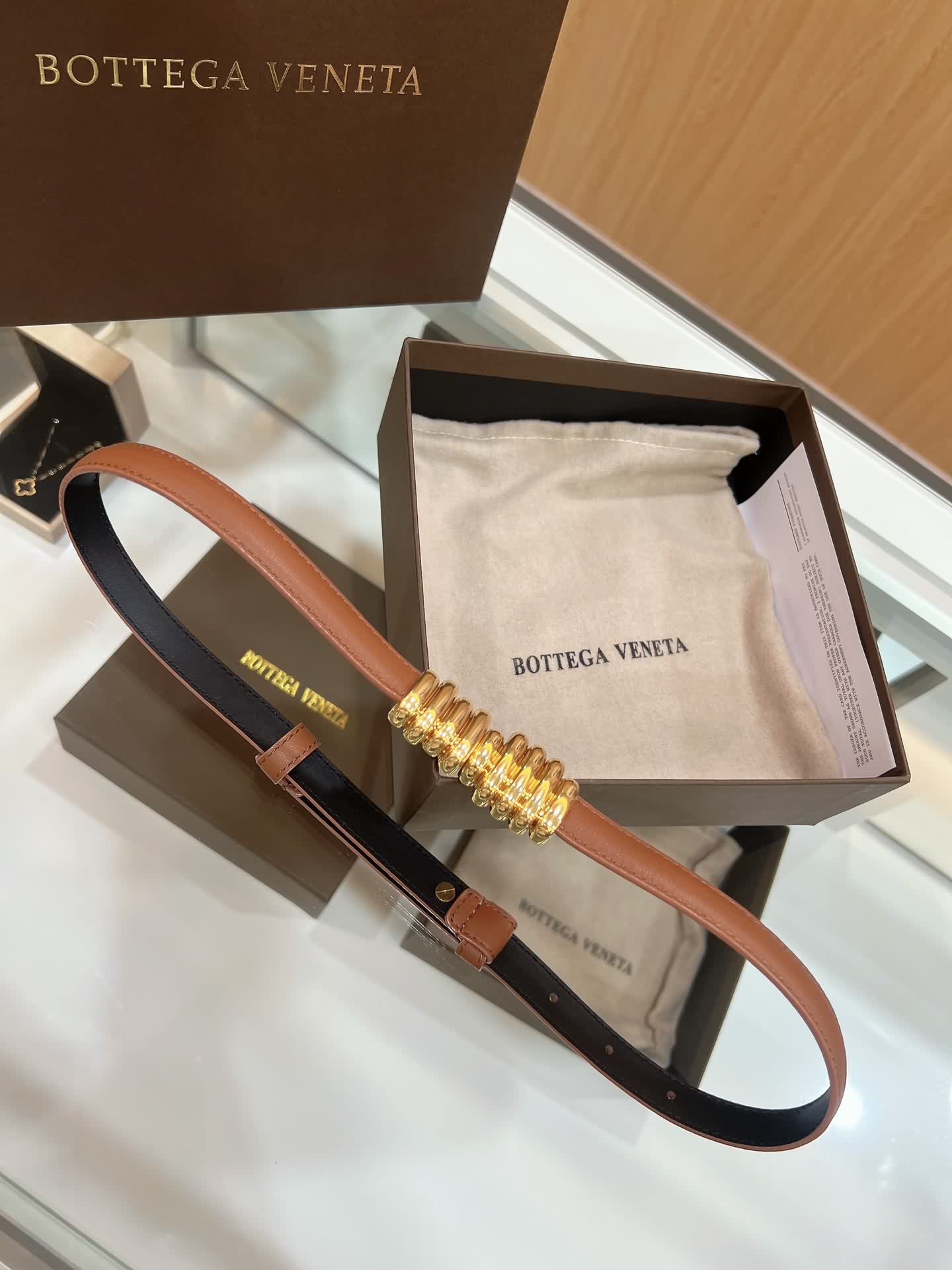 BV葆碟家  黑金金屬扣纏繞式不規則設計金色圓環裝飾束腰腰帶