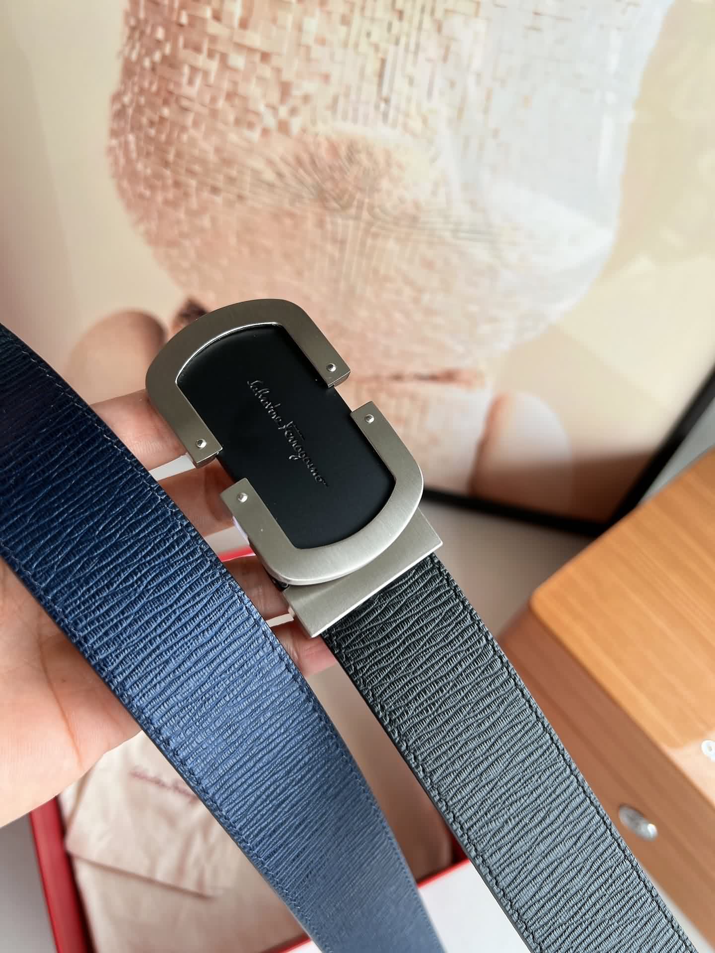 Ferragamo經典魅力。雙面皮帶採用柔軟細膩的頭層牛皮