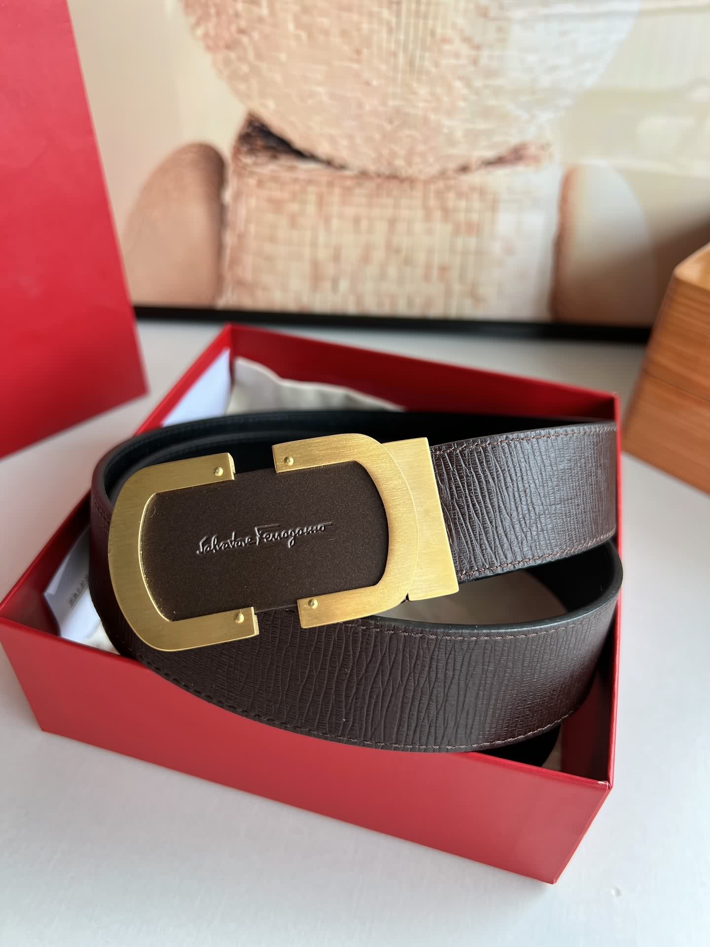 Ferragamo經典魅力。雙面皮帶採用柔軟細膩的頭層牛皮