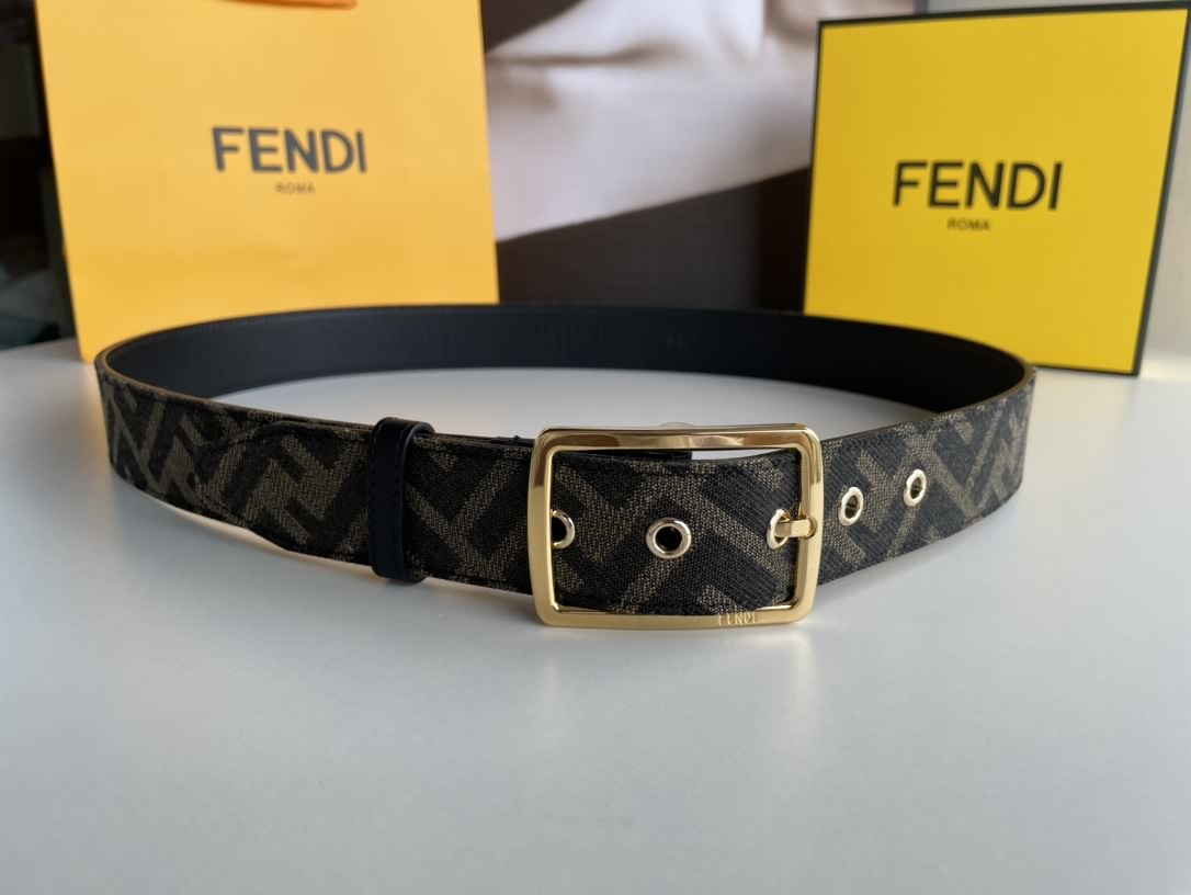 FENDI芬迪FF圖案，飾有針扣，點亮時尚態度