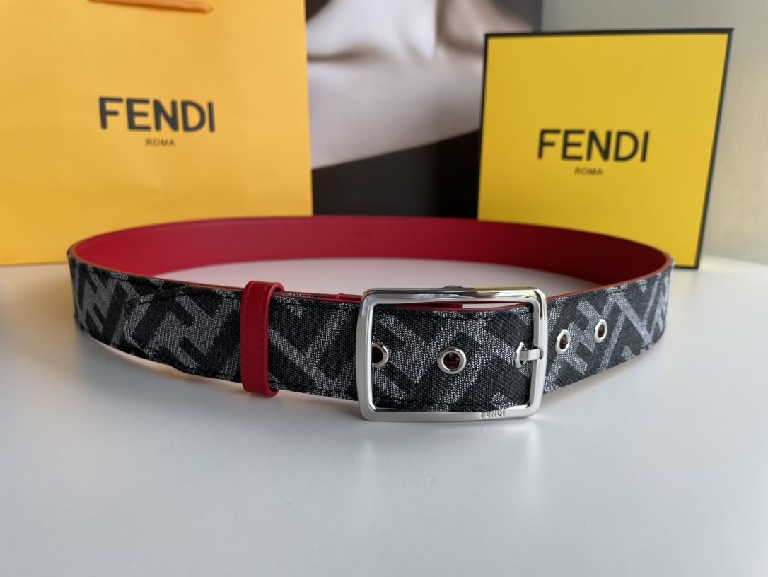 FENDI芬迪FF圖案，飾有針扣，點亮時尚態度