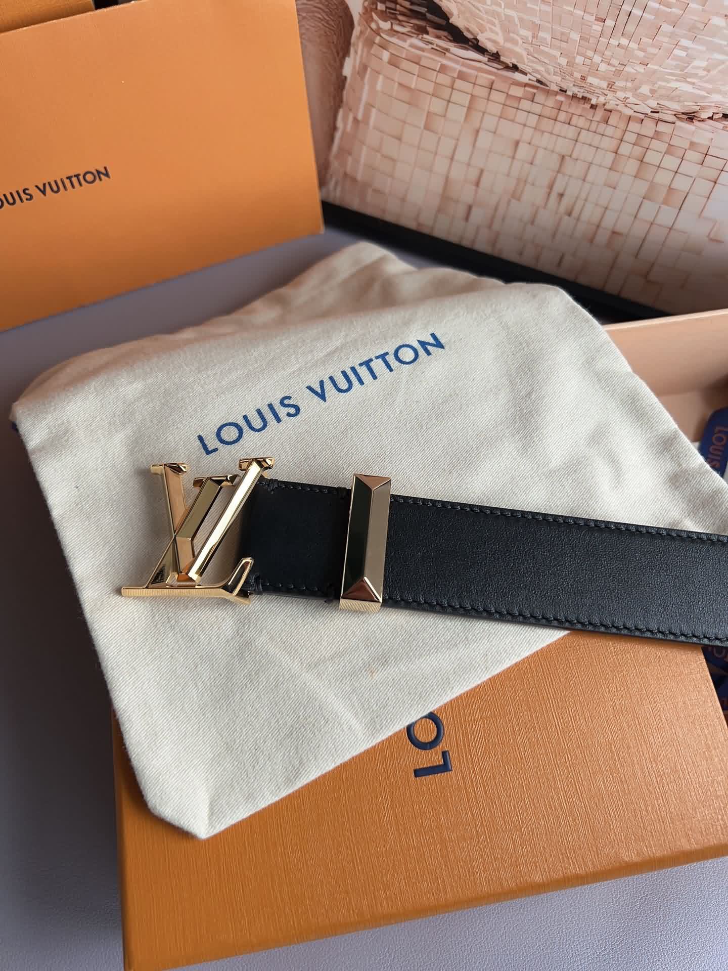 LV Pyramide 腰帶