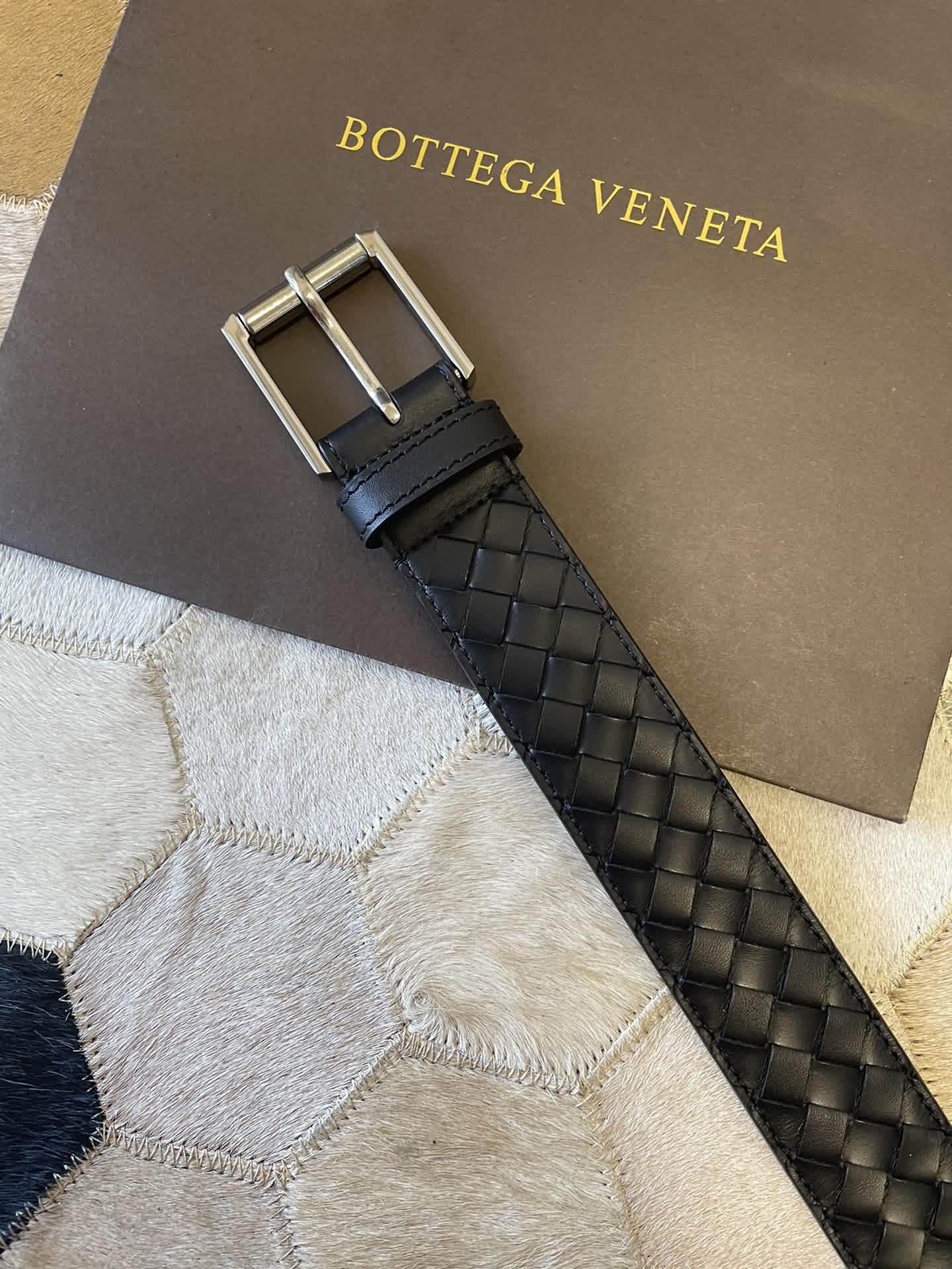 BOTTEGA  VENETA葆碟家男士手工編織頭層牛皮針扣腰帶