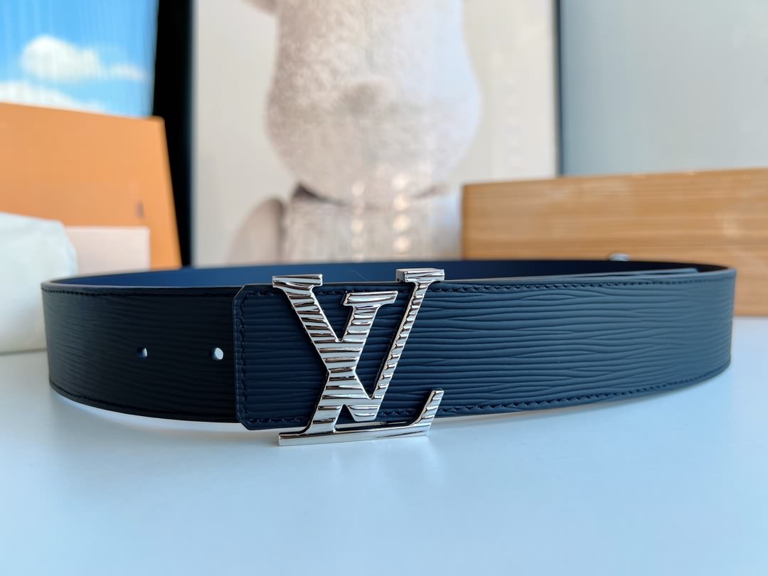 LV  Initiales. 40mm黑色水波紋腰帶