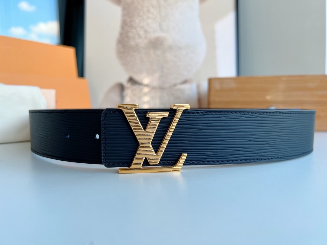 LV  Initiales. 40mm黑色水波紋腰帶
