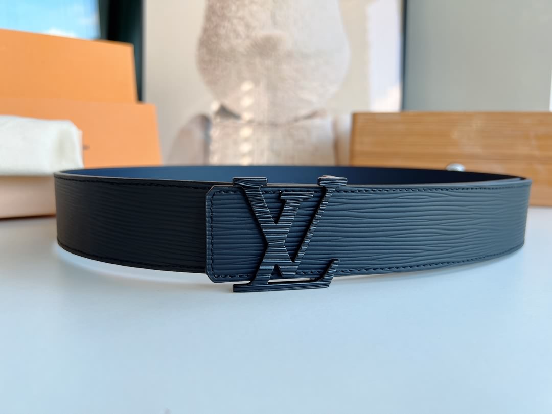 LV  Initiales. 40mm黑色水波紋腰帶