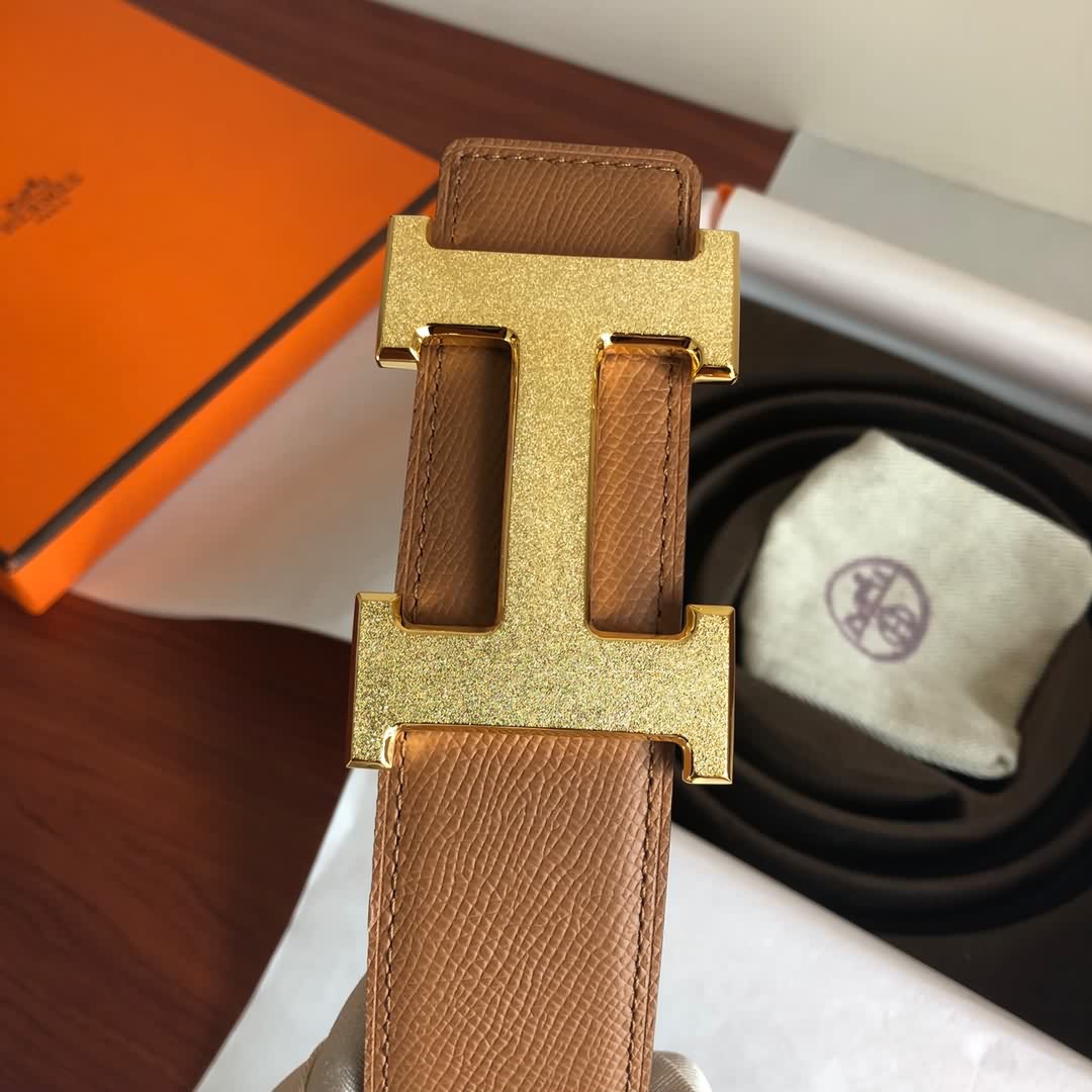 精鋼滾砂金屬掛扣，搭配手掌紋原版皮