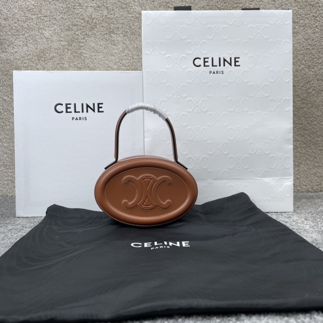 CUIR TRIOMPHE 光滑牛皮革橢圓形化妝包