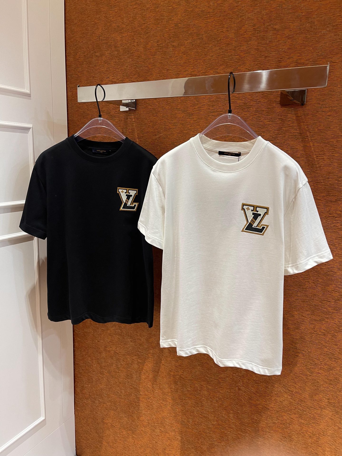 1V 2023早春新款字母標識刺繡logo設計情侶款短袖T恤