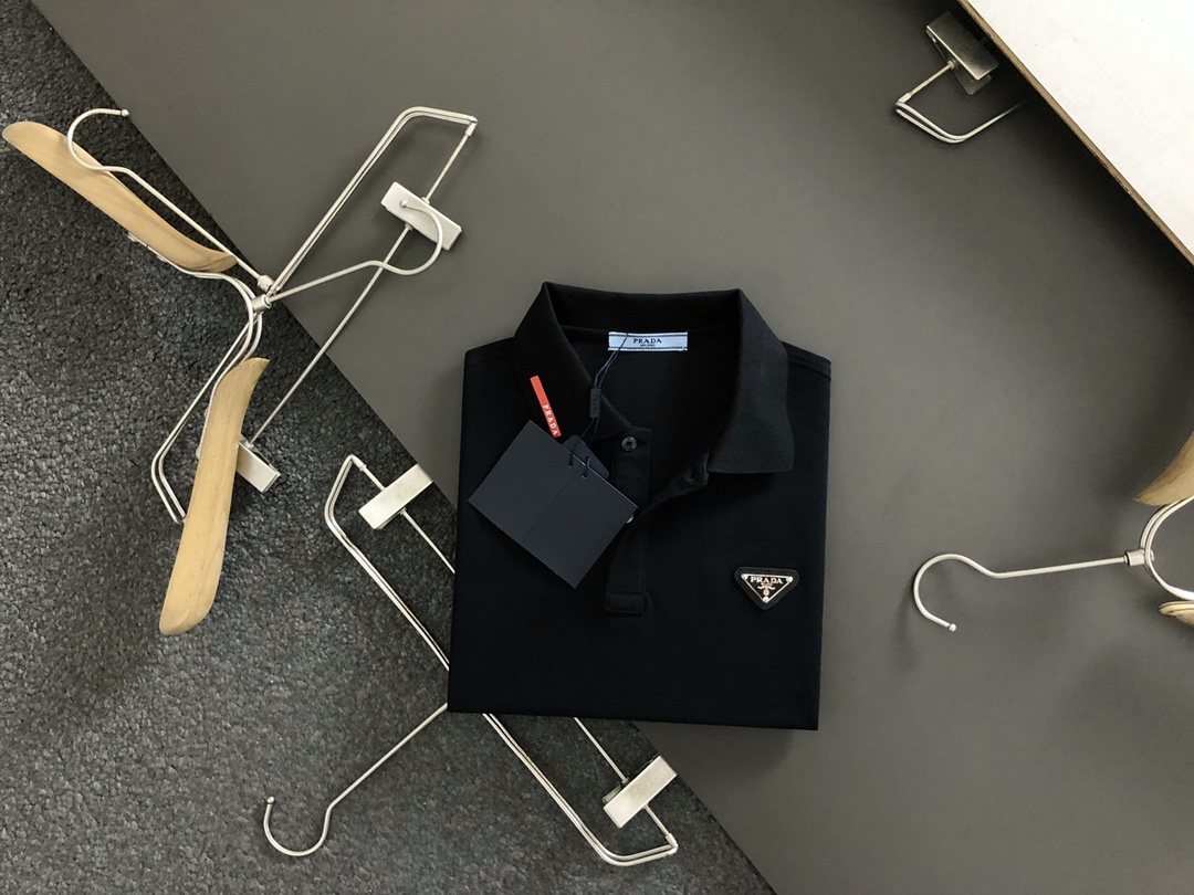 PRAD7*合身版型 黑色立體金屬三角標領口紅條字母polo翻領短袖