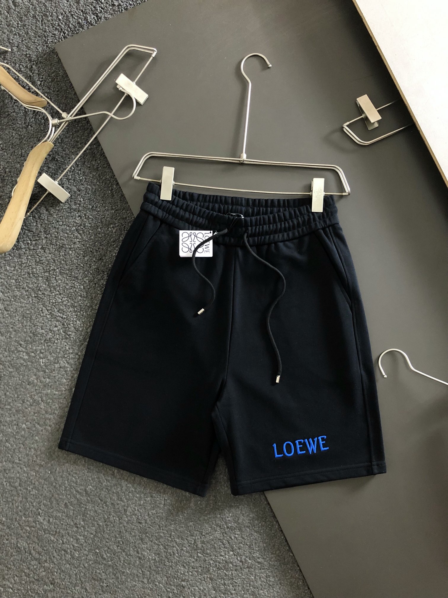 Low*合身版型  頂級黑色藍色刺繡，後幅卡通萬針彩繡logo短褲