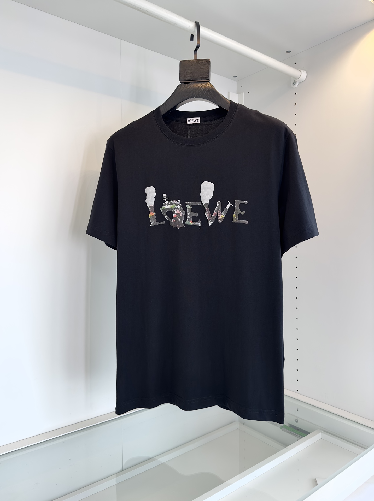 羅*威L**WE 2023春夏，標誌印花微闊男士圓領短袖T恤衫