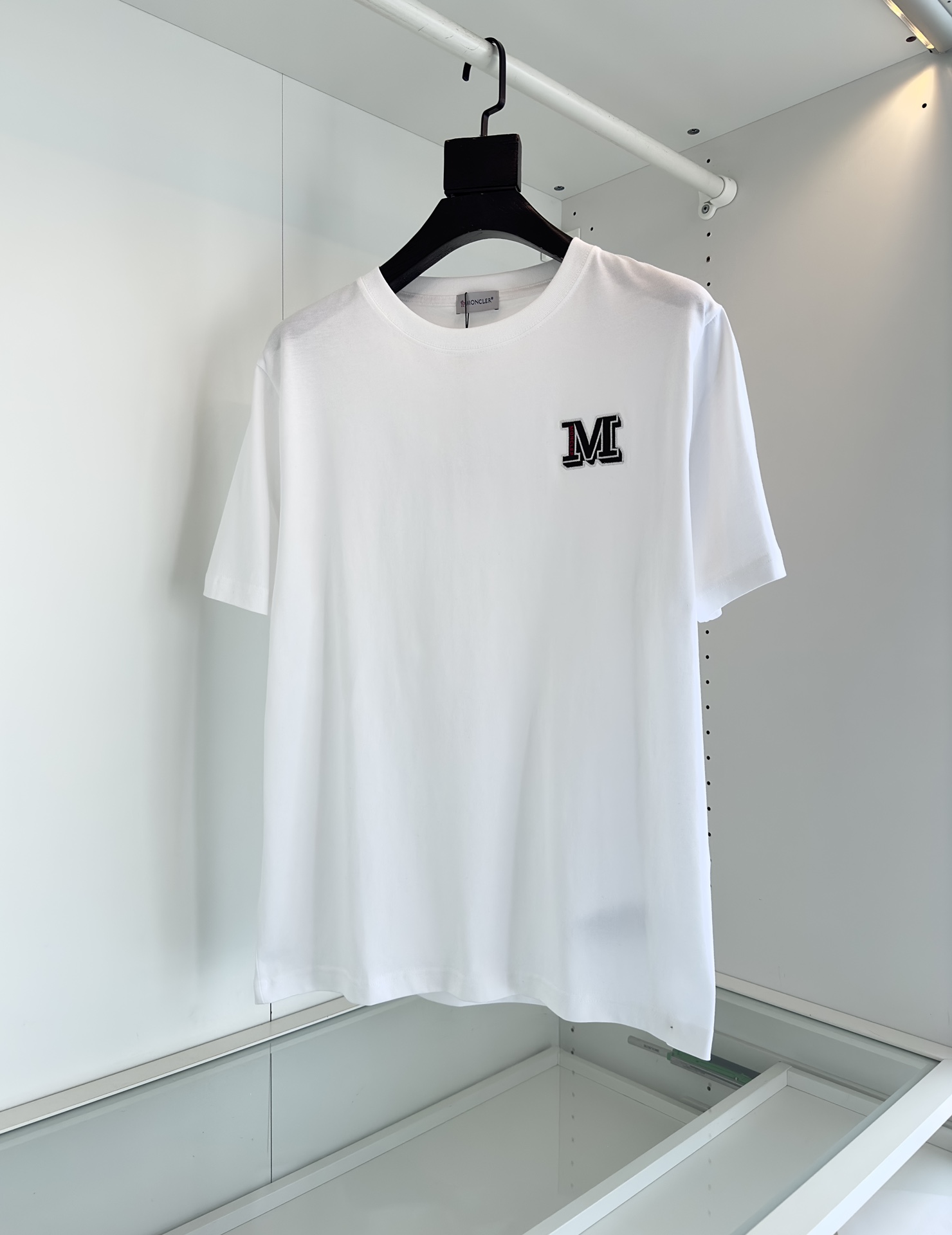 蒙**口MON**ER 2023春夏  標誌M字母立體刺繡款圓領短袖T恤衫