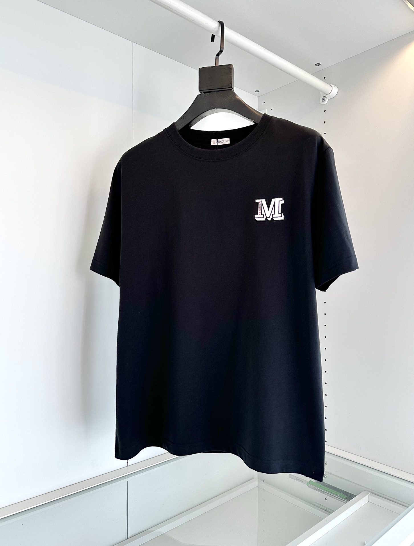 蒙**口MON**ER 2023春夏  標誌M字母立體刺繡款圓領短袖T恤衫