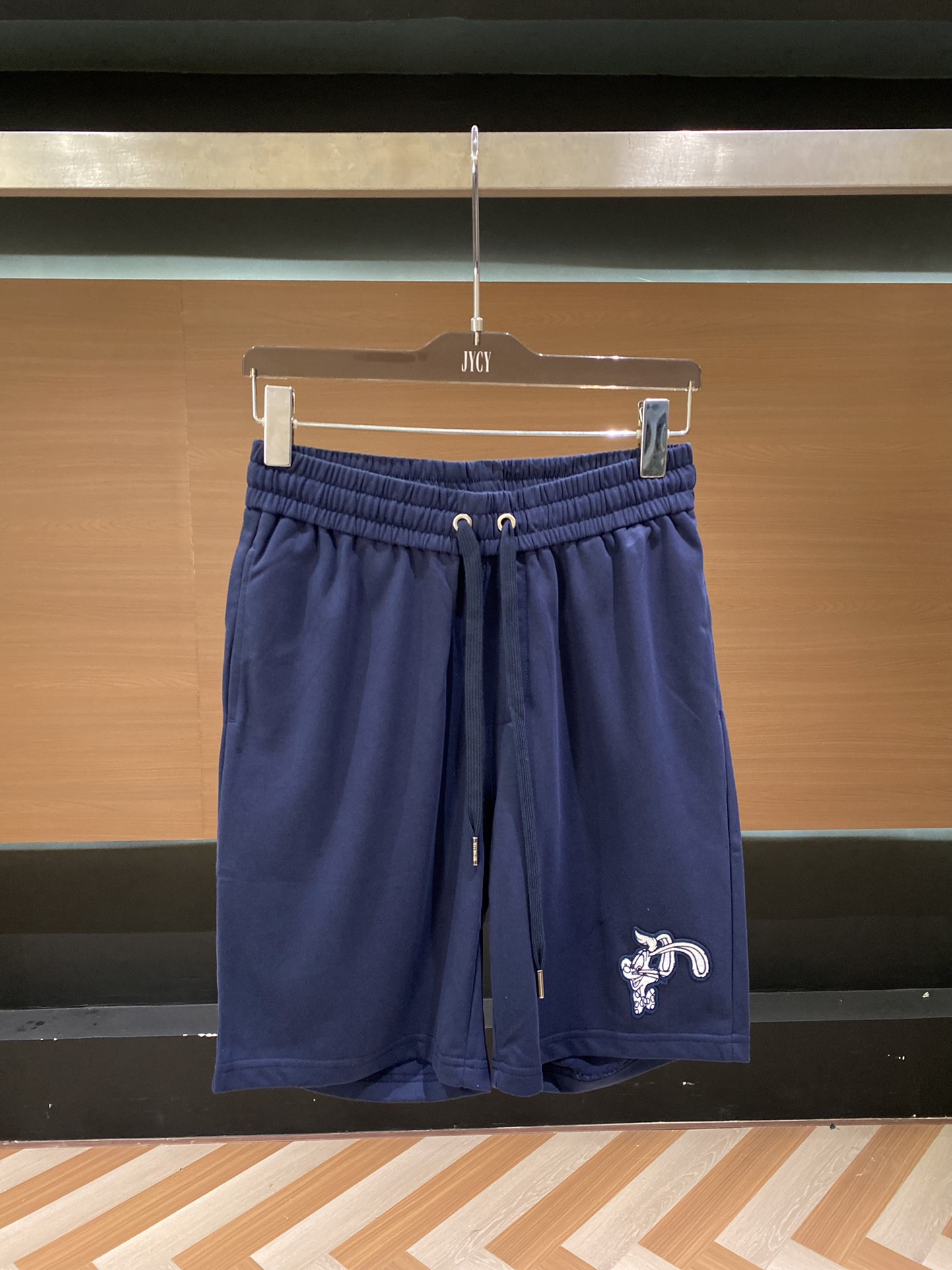 Moncl*er 23SS 男士刺繡羅傑兔圖案抽繩休閒短褲