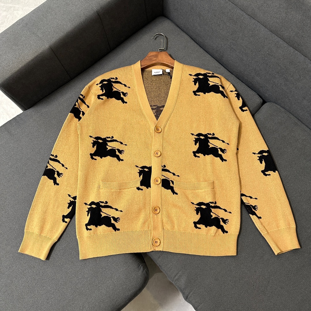 Burberry/巴寶莉2023秋冬新款戰馬提花滿印羊毛針織衫