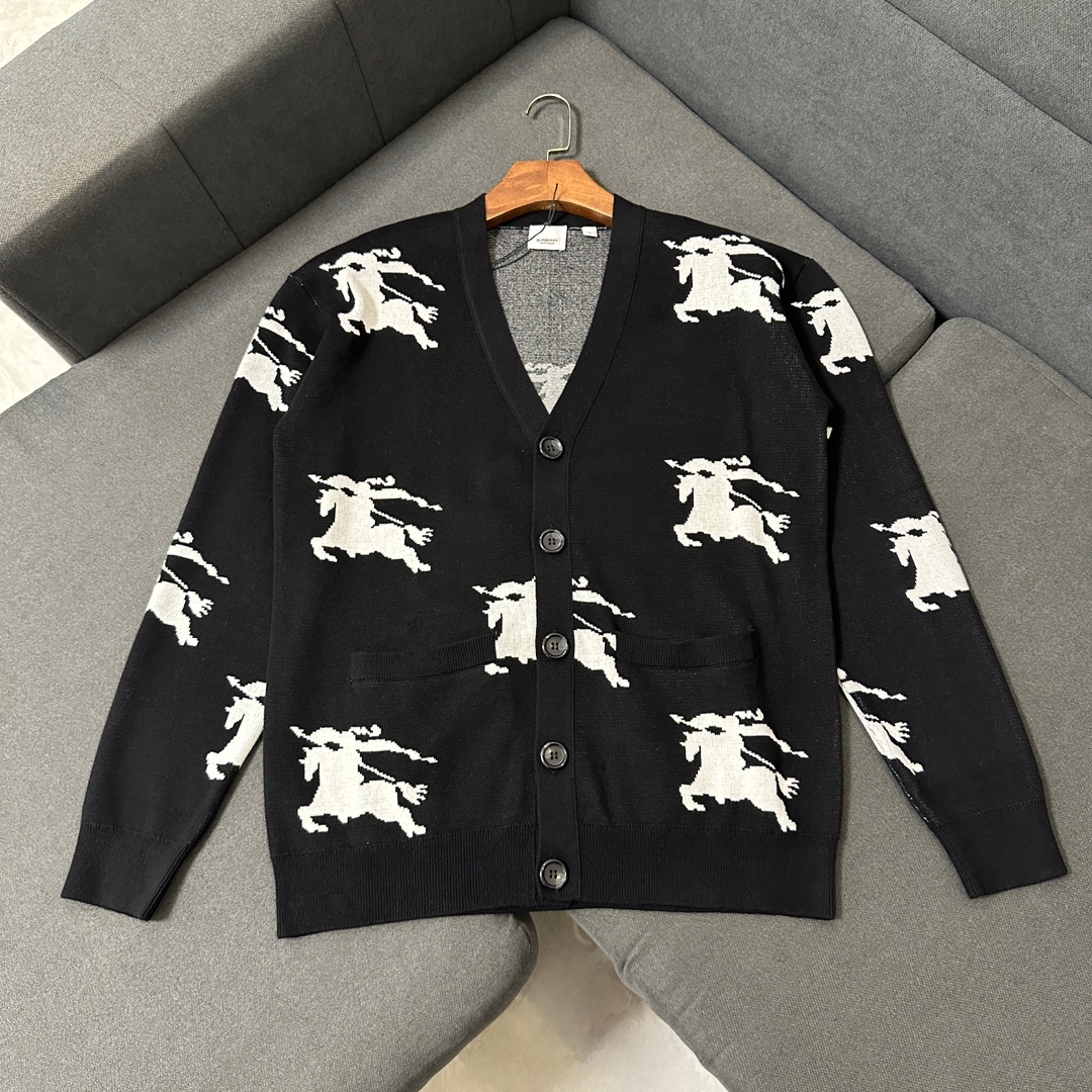 Burberry/巴寶莉2023秋冬新款戰馬提花滿印羊毛針織衫
