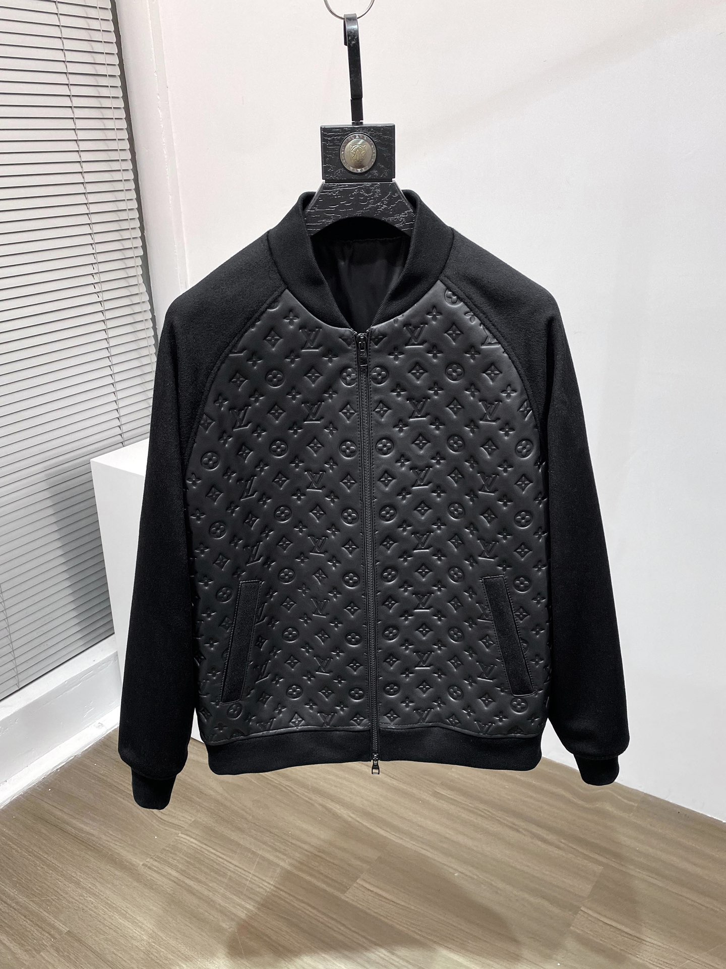 LV 2023官網新品 羊皮壓花拼針織
