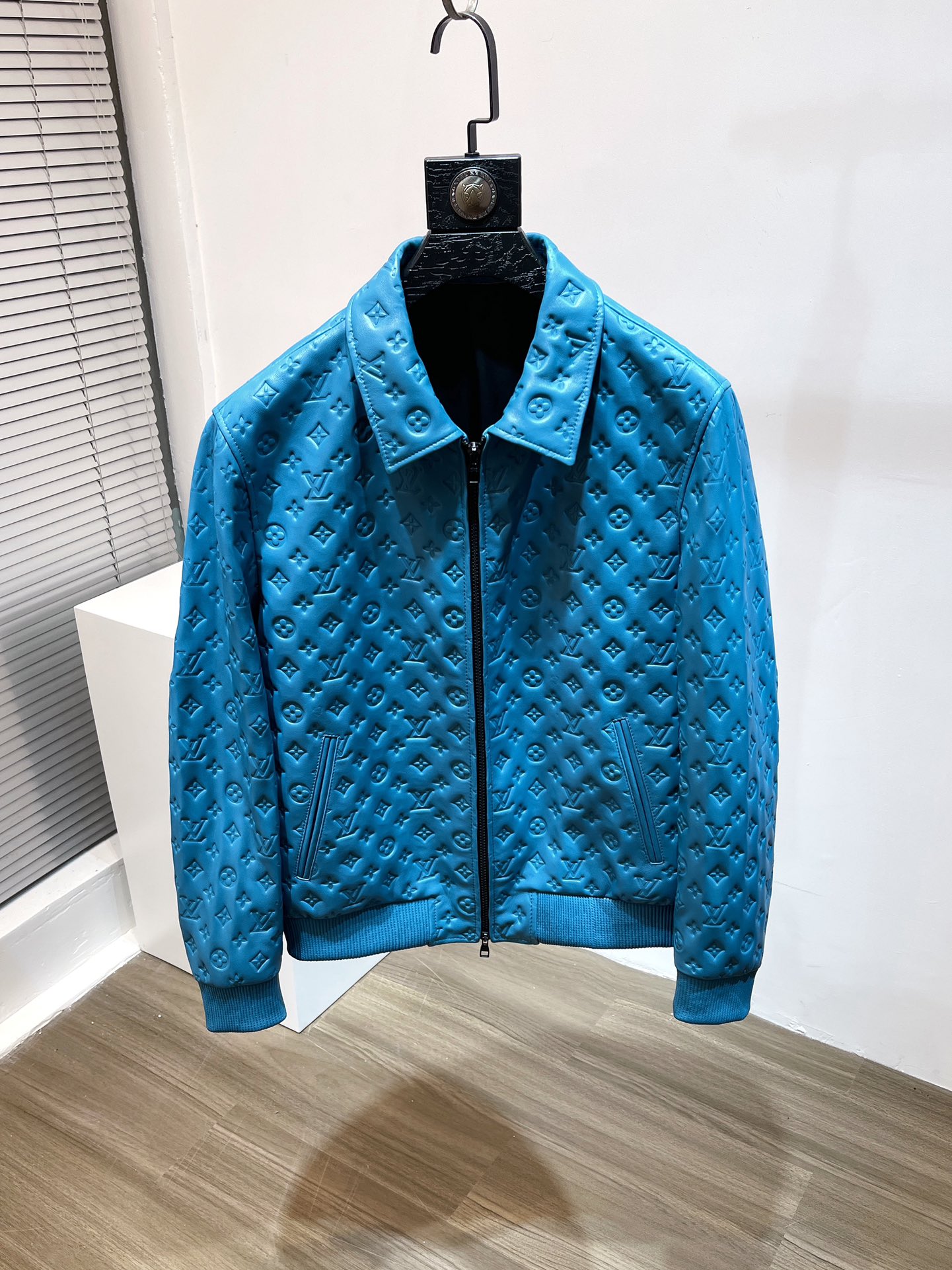 LV 2023官網新品 全羊皮壓花夾克
