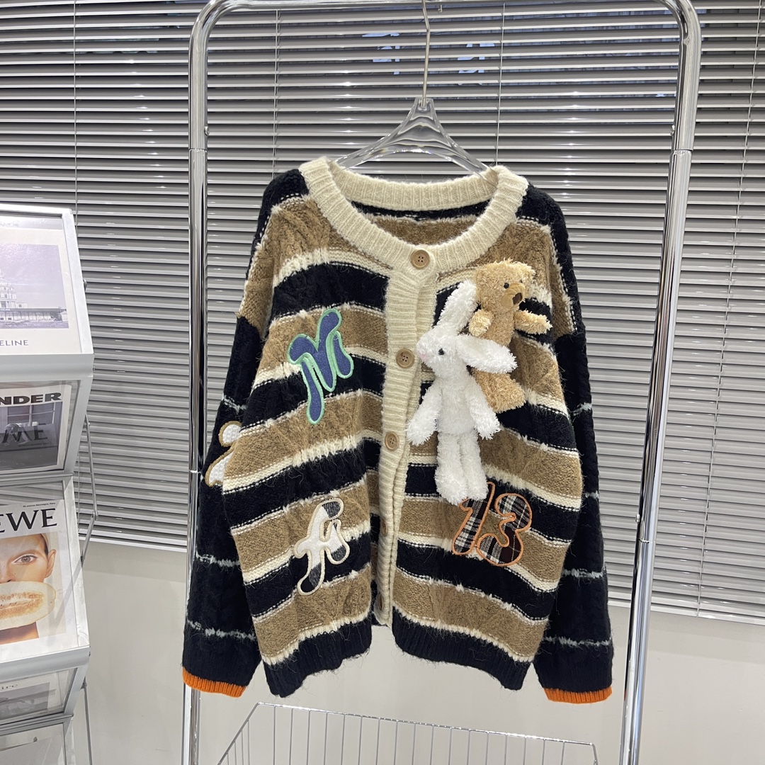 秋冬新款貼布刺繡字母立體玩偶條紋羊毛毛衣外套開衫