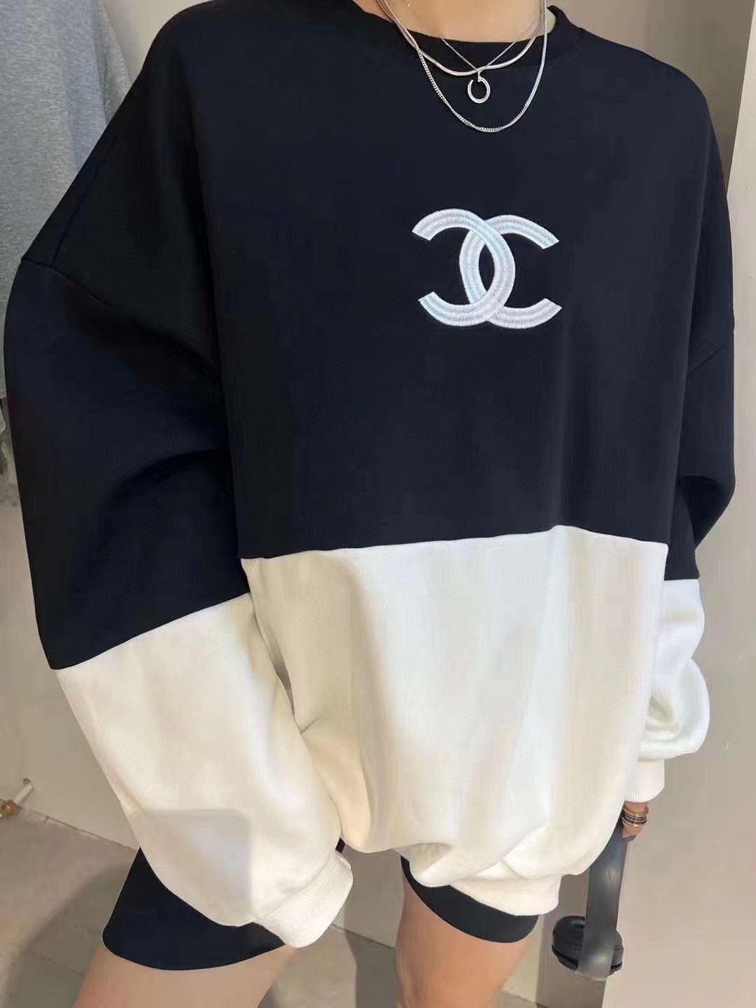 Chanel香奈兒黑白拼接刺繡logo圓領衛衣