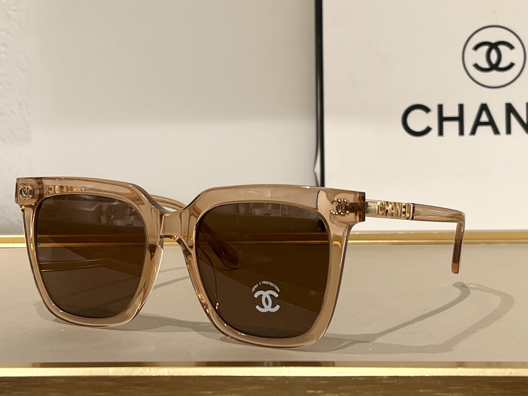Chanel特色字母鏡腿