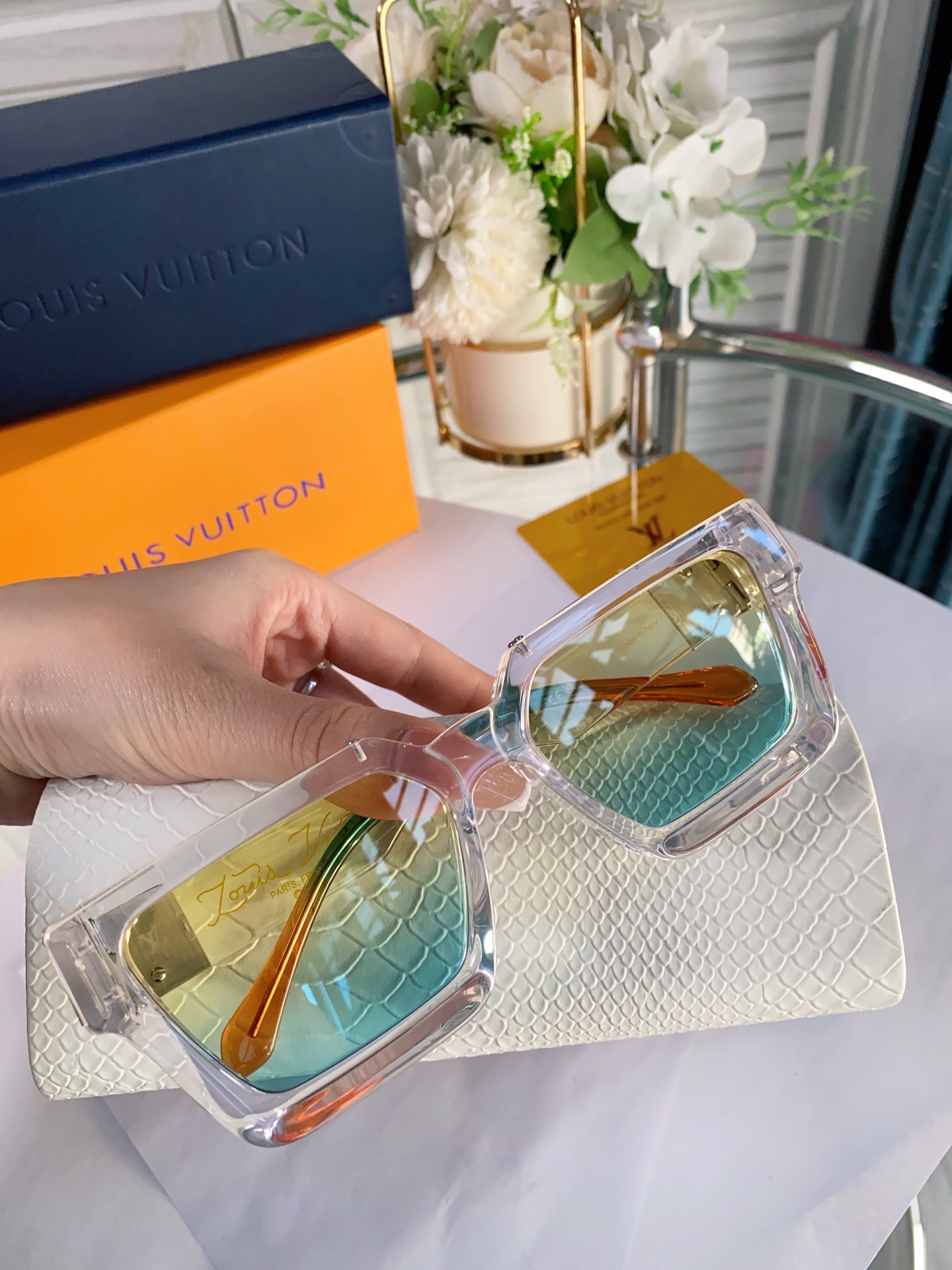 LOUIS VUITTON *