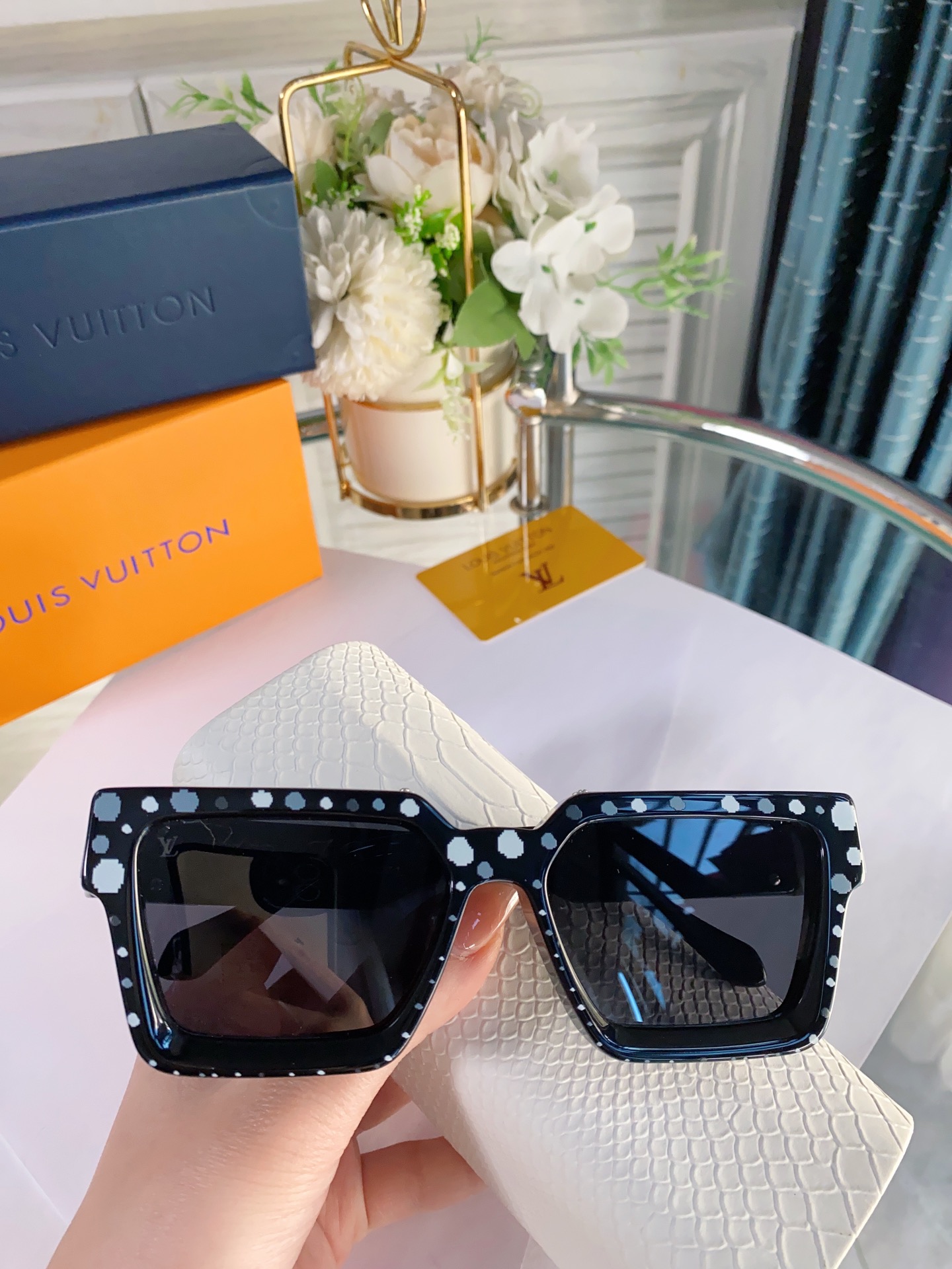 LOUIS VUITTON *