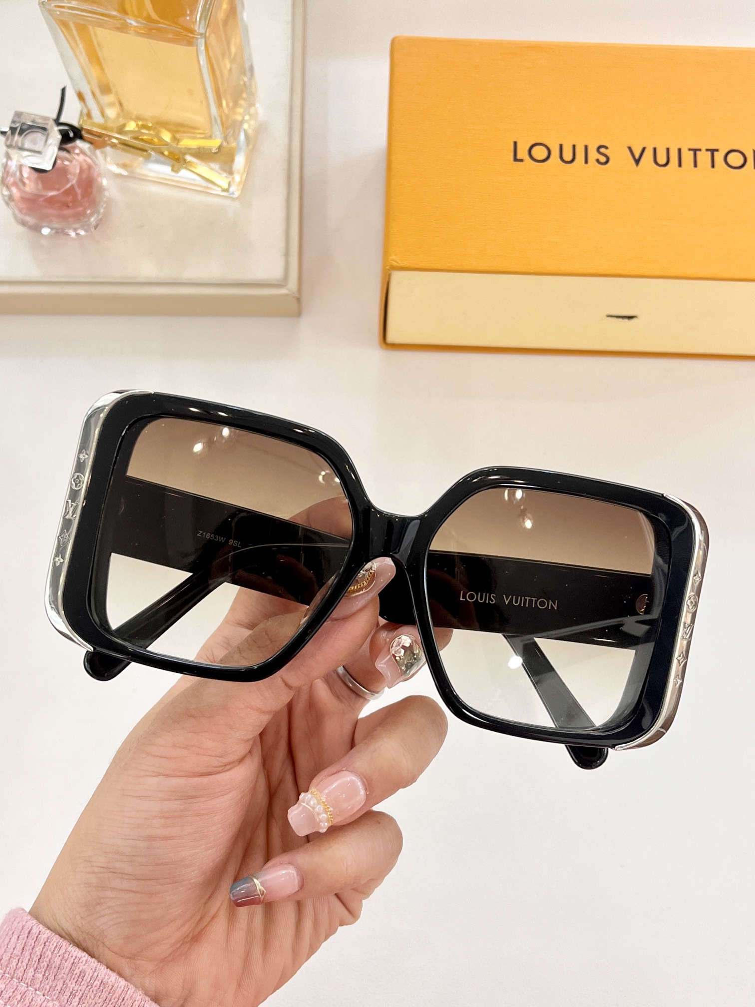 LOUI VUITTON *