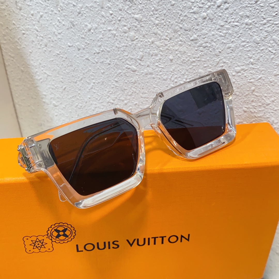 LOUIS VUITTON *