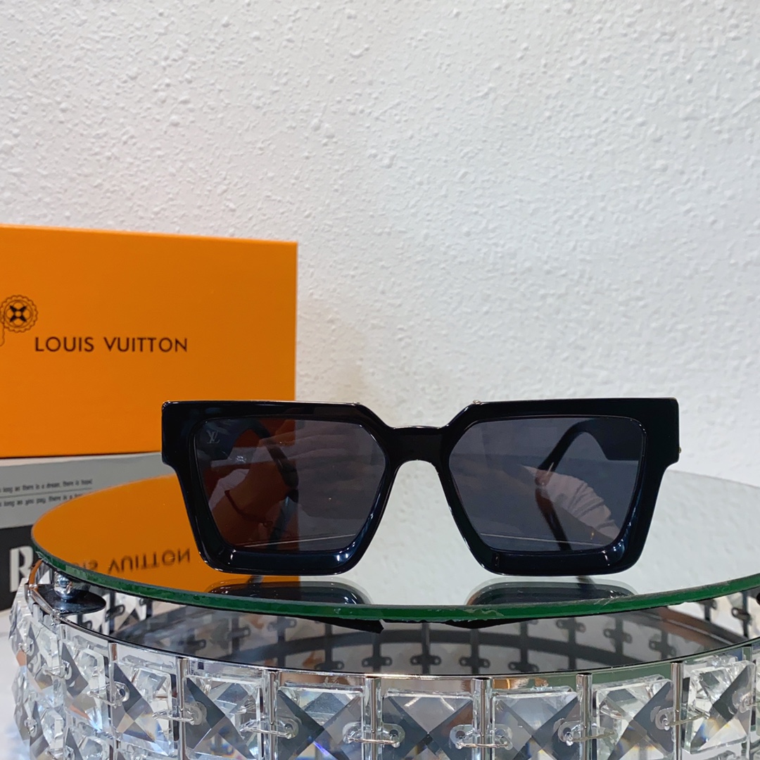 LOUIS VUITTON *