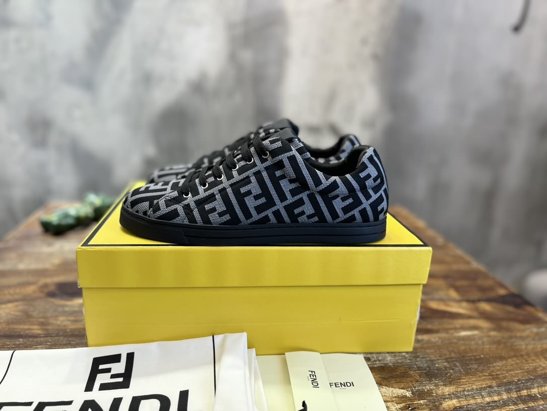 Fendi芬迪 Signature系列 小白鞋
