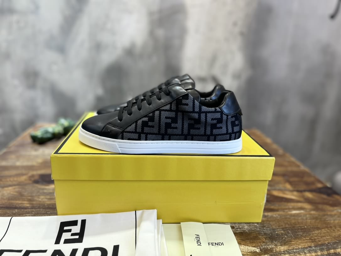 Fendi芬迪 Signature系列 小白鞋