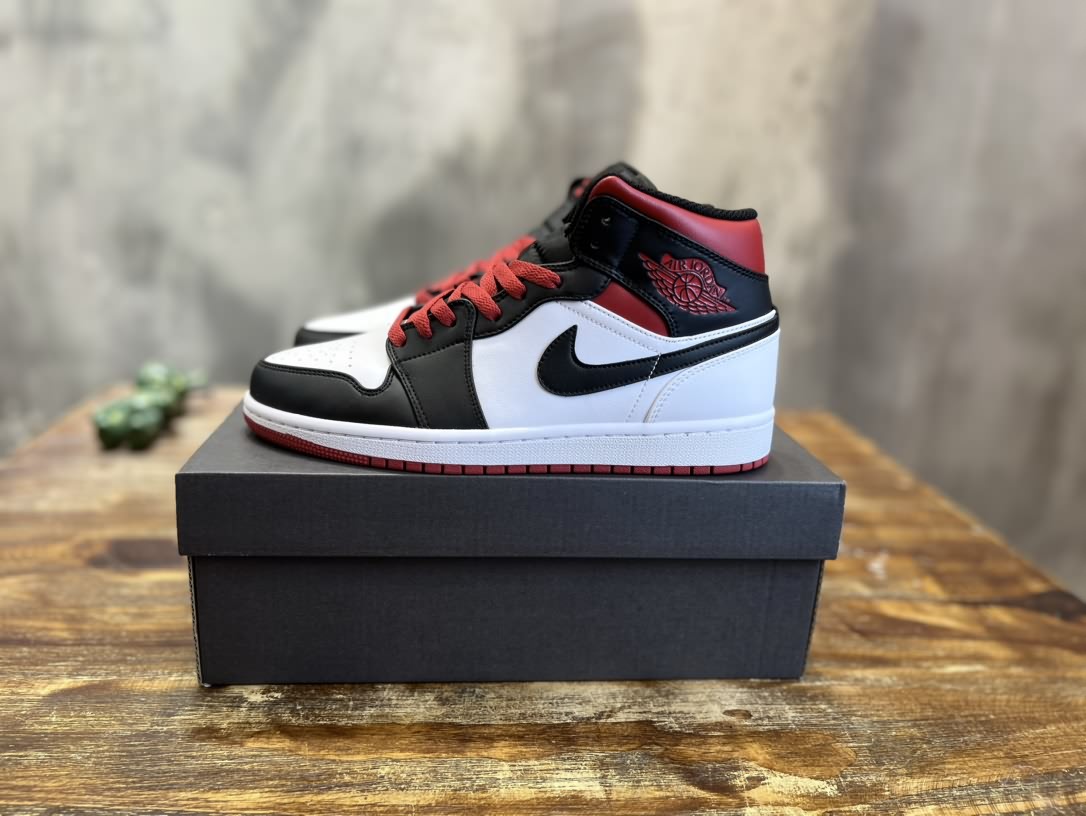 新配色Air Jordan 1 Mid 喬一中幫復古籃球運動鞋
