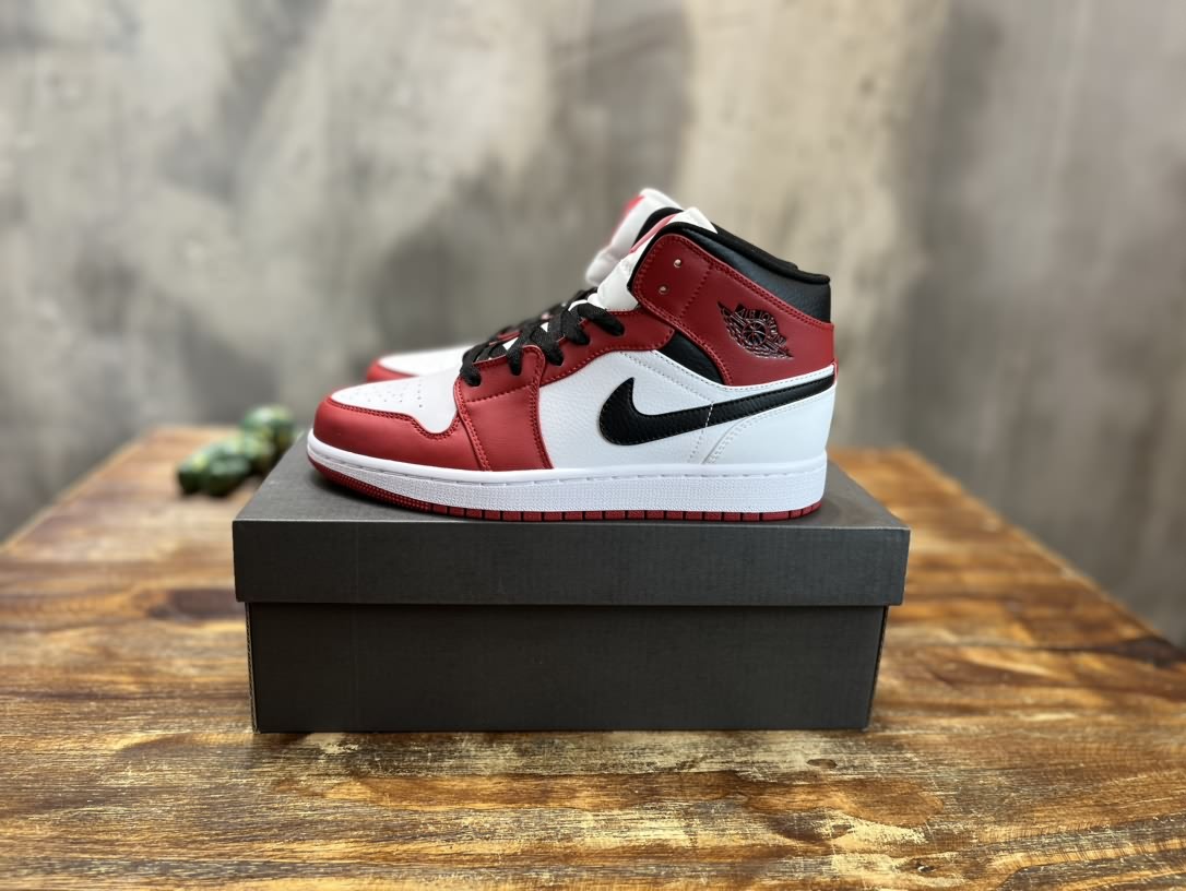 Air Jordan 1 Mid 喬一中幫復古籃球運動鞋