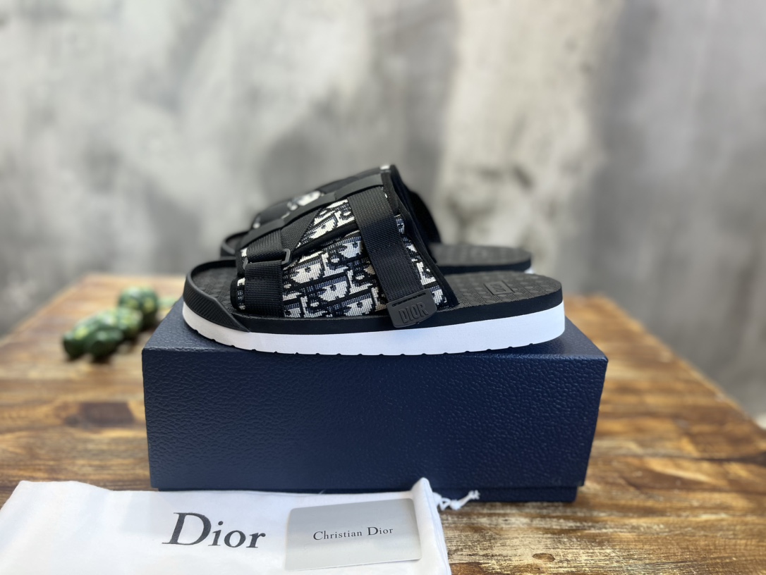 2023年經典春夏款巨獻 Dior/迪奧 D字扣飾羅馬人字托涼鞋