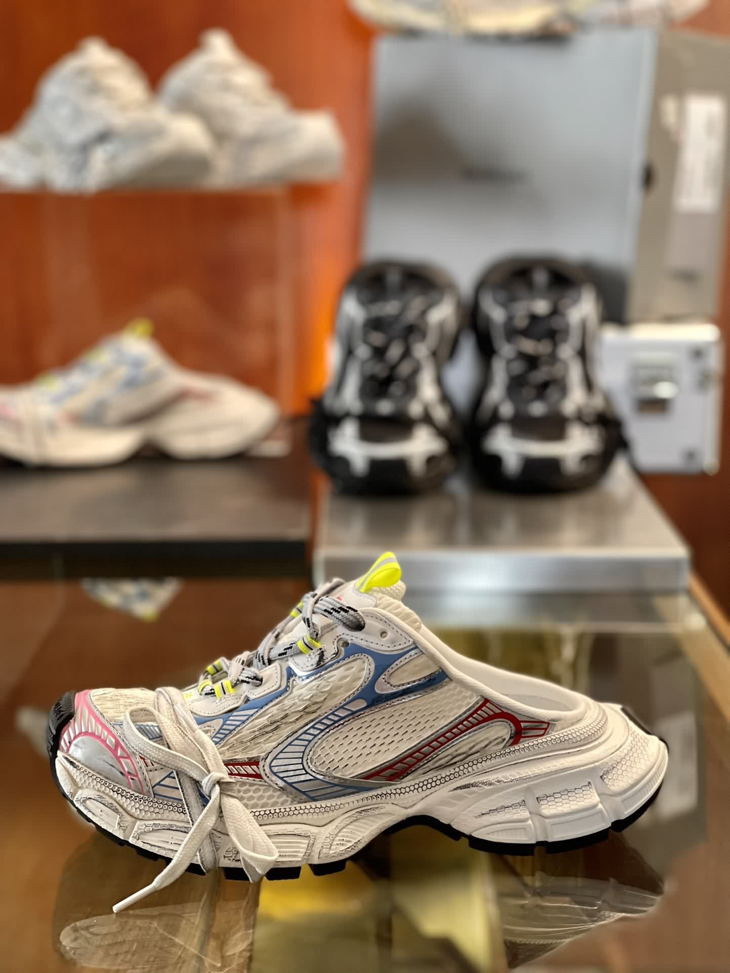 BALENCIAGA 3XL推全新拖鞋款