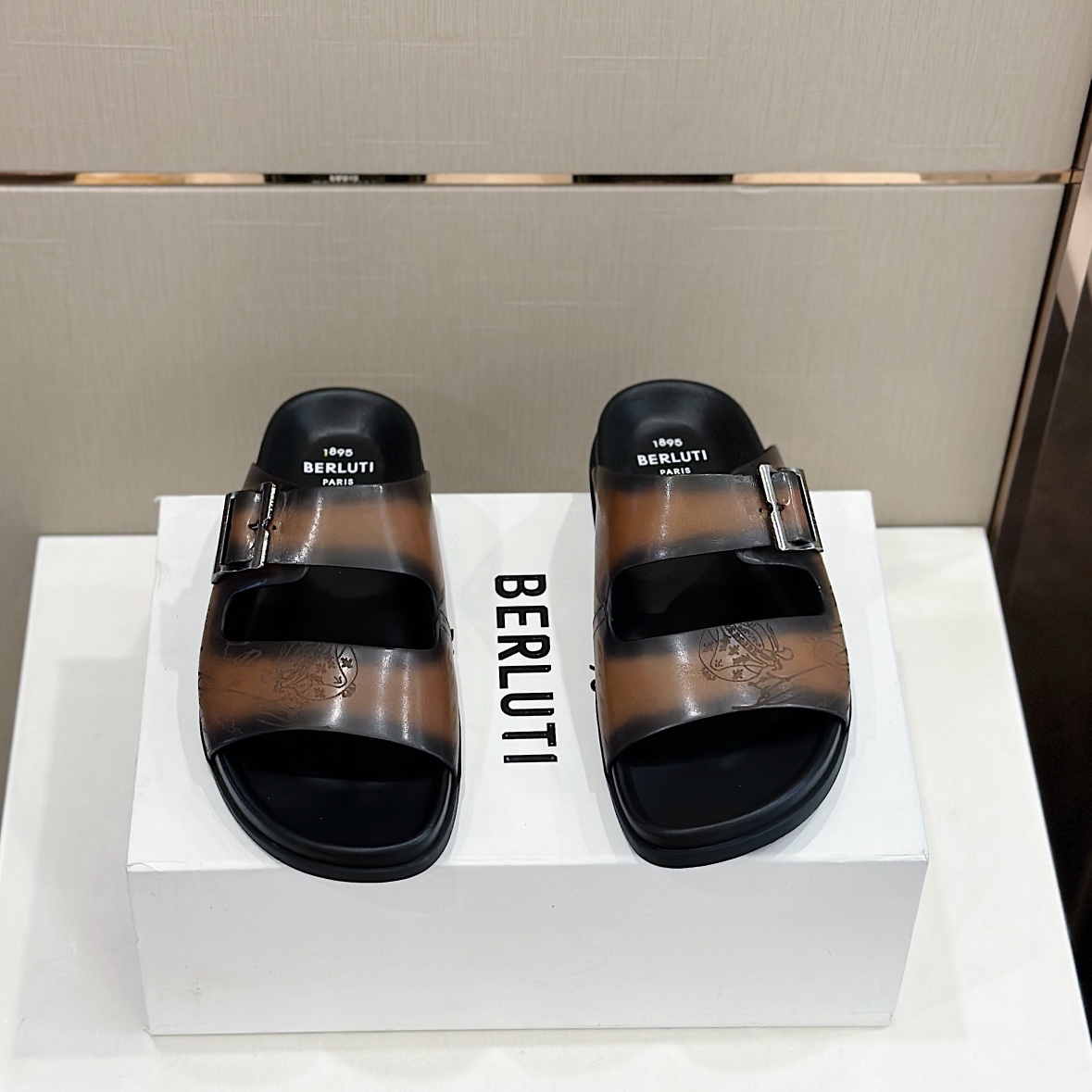 Berluti圖紋牛皮扣飾男款拖鞋