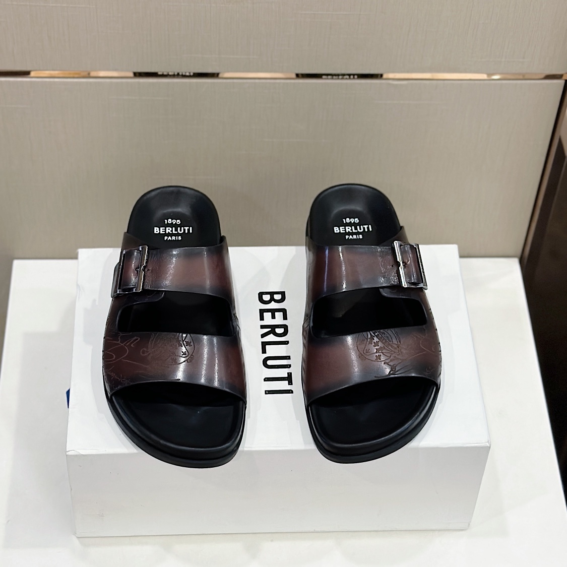 Berluti圖紋牛皮扣飾男款拖鞋