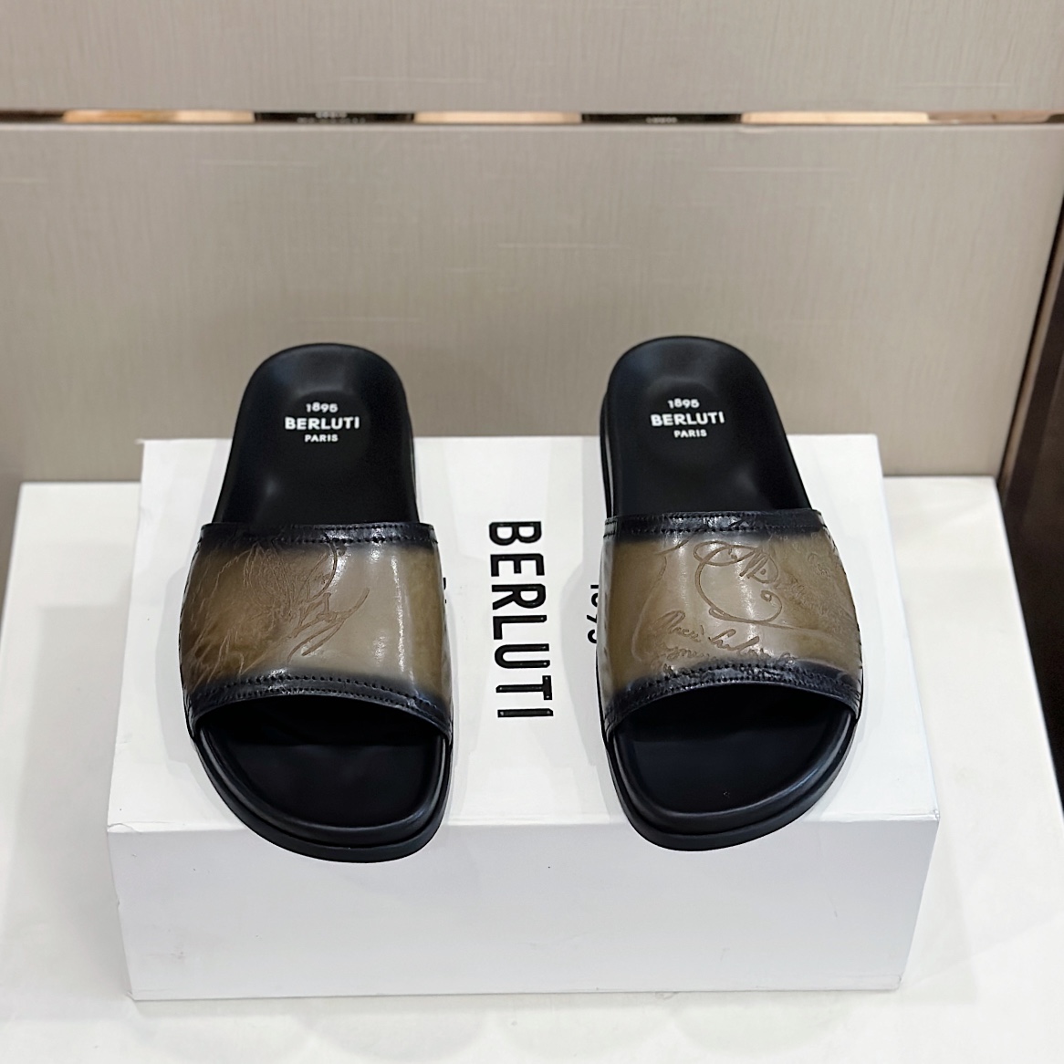 Berluti圖紋牛皮扣飾男款拖鞋